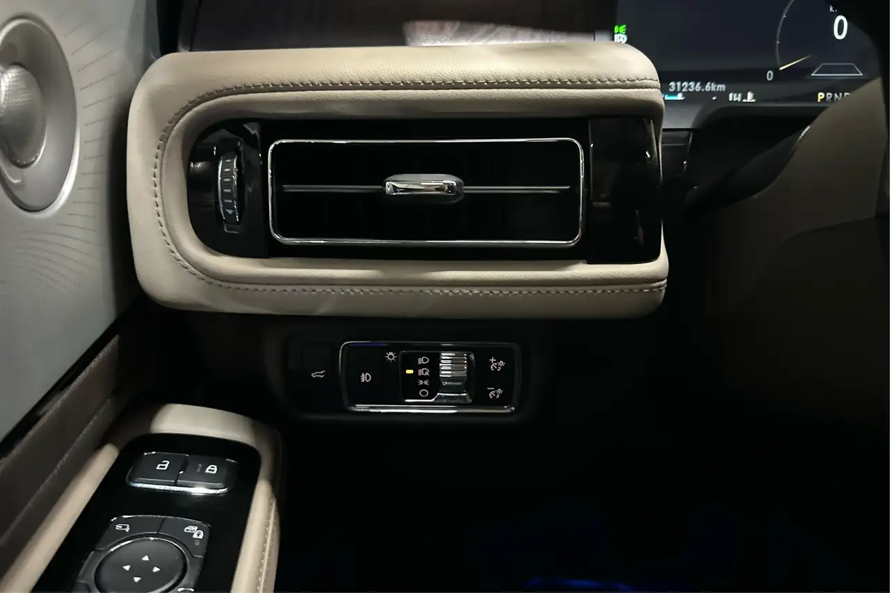 Lincoln Aviator снимка Lincoln Aviator