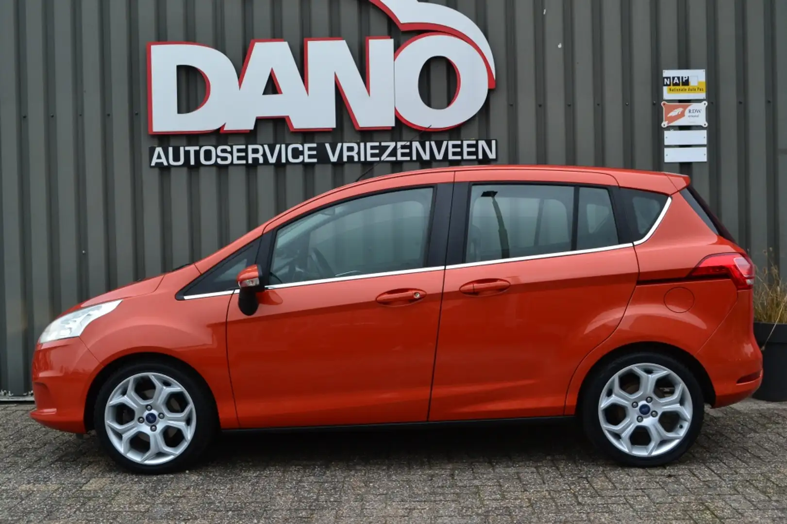 Ford B-Max 1.6 TI-VCT Titanium Automaat Leer/Clima/Trekhaak Naranja - 2