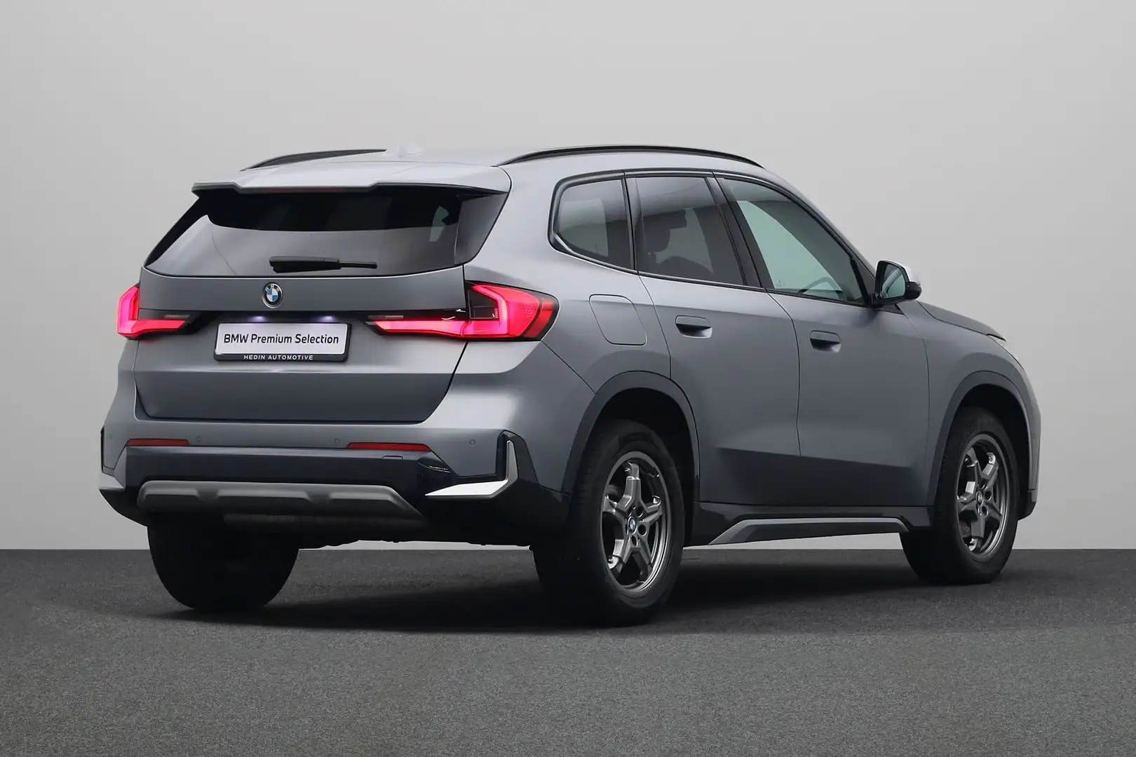 BMW X1 sDrive18i | X Line | Harman Kardon | Parkeerhulpsy Grijs - 2