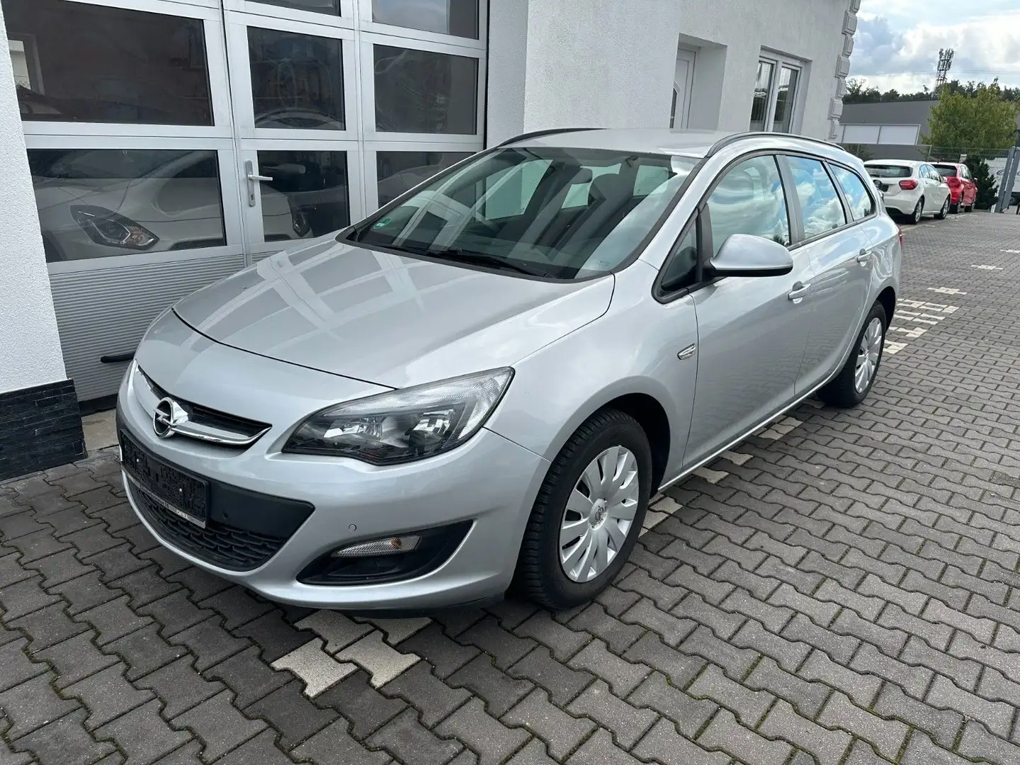 Opel Astra J Sports Tourer Edition Silber - 1