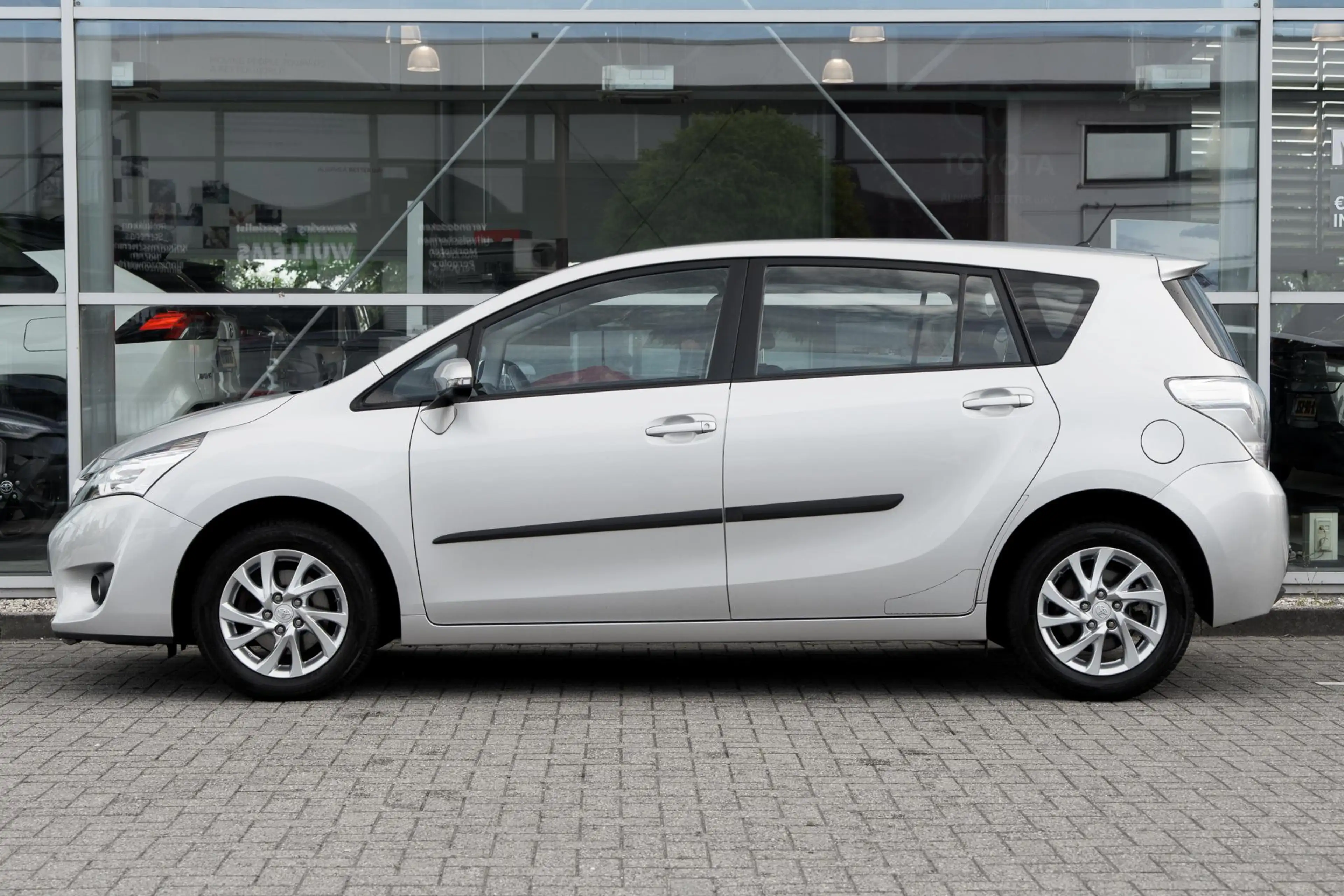 Toyota Verso 1.6 VVT-i Comfort — photo 9