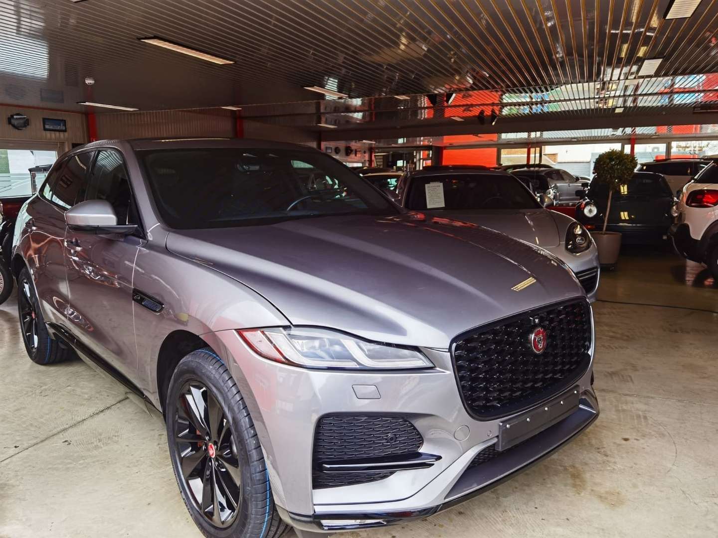 Jaguar F-Pace SUV/4x4/Pick-Up en Argent occasion à La Louvière pour € ...