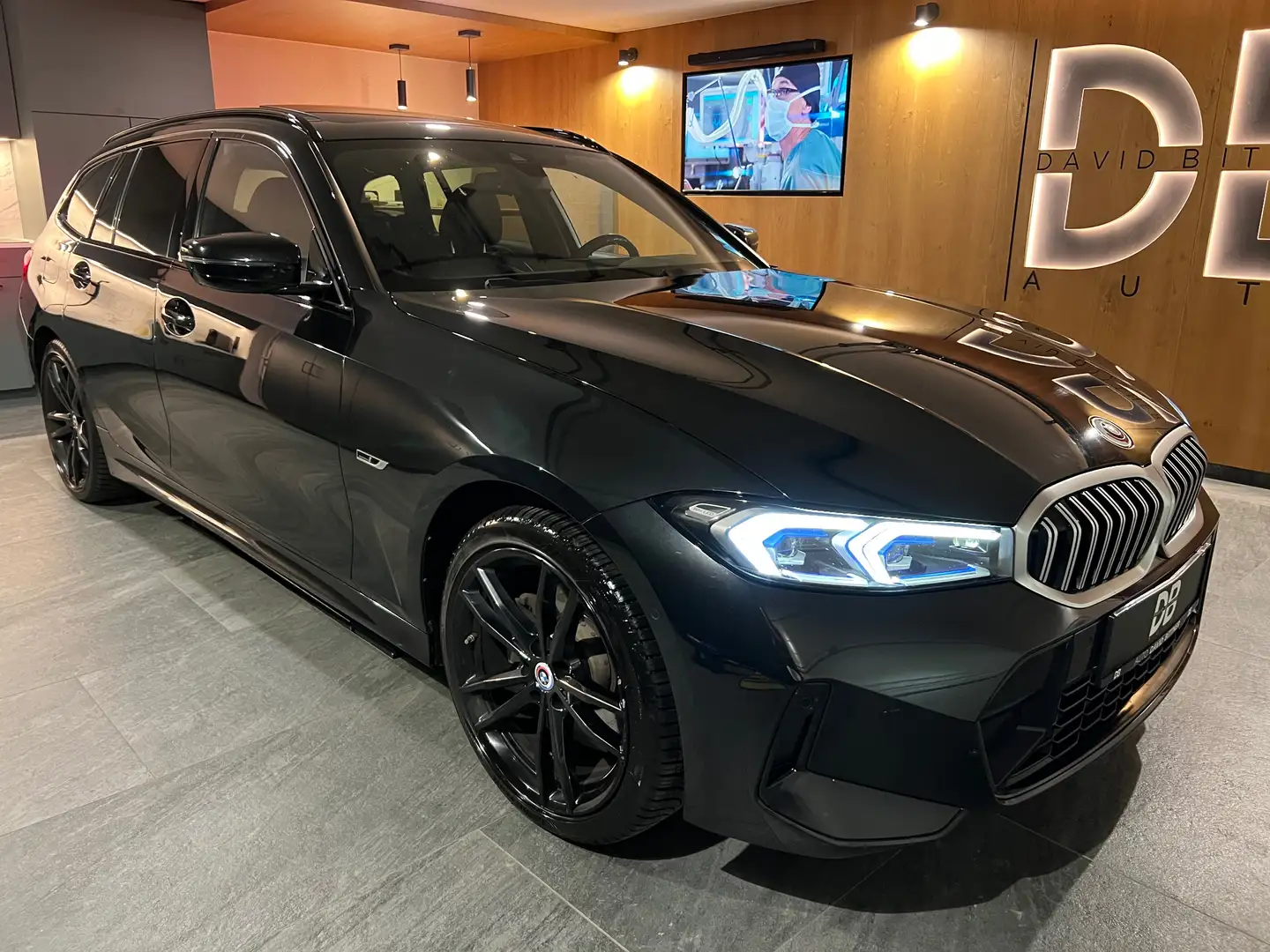 BMW 330 330e xDrive M Sport - Facelift - AHK - PANO - LED Schwarz - 1