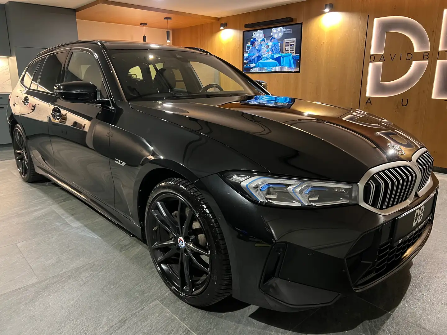 BMW 330 330e xDrive M Sport - Facelift - AHK - PANO - LED Schwarz - 2