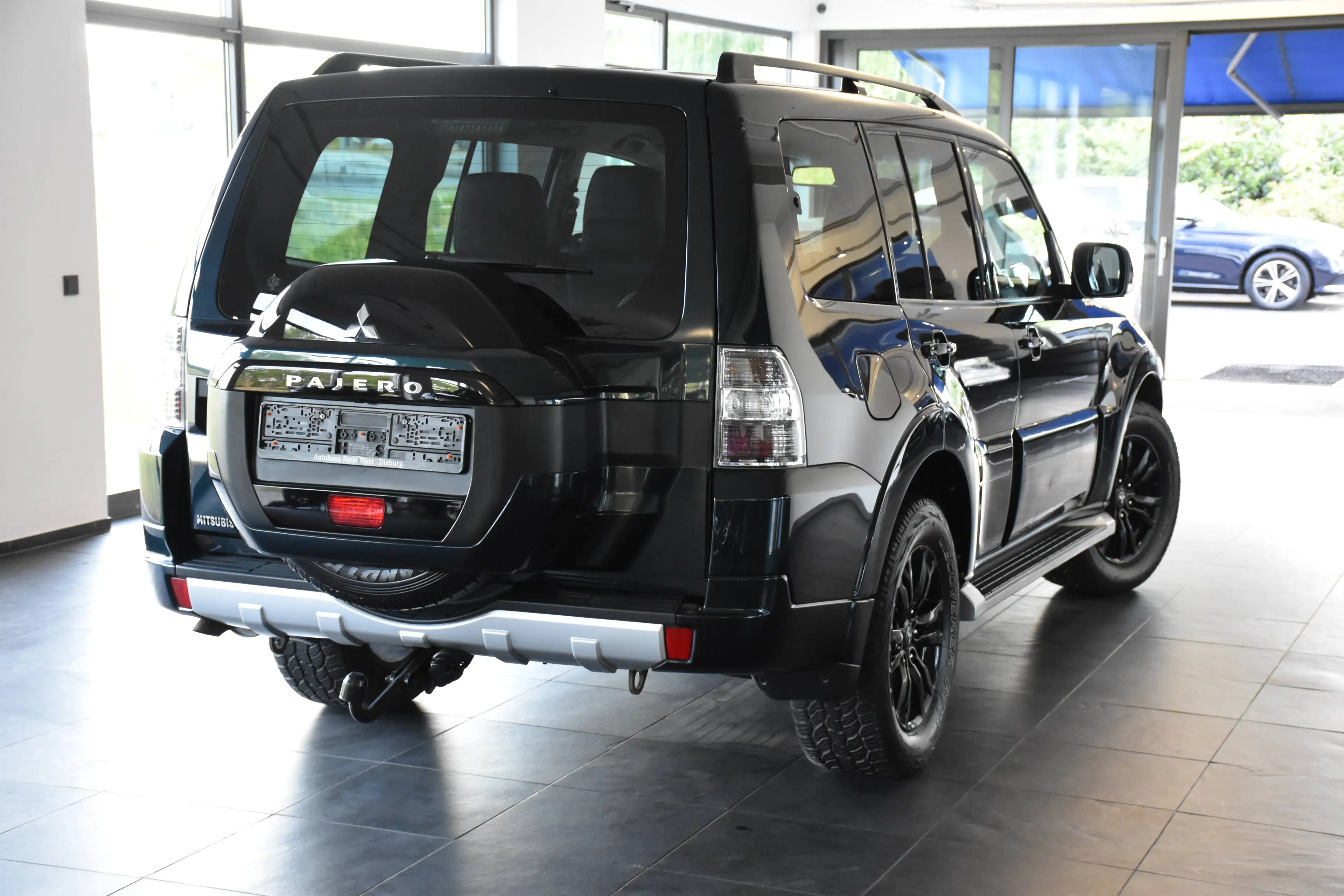 Mitsubishi Pajero 3.2 DI-D Edition 100 7-SITZER"LEDER"XENON"NAVI"AHK"R.KAMERA" — photo 3