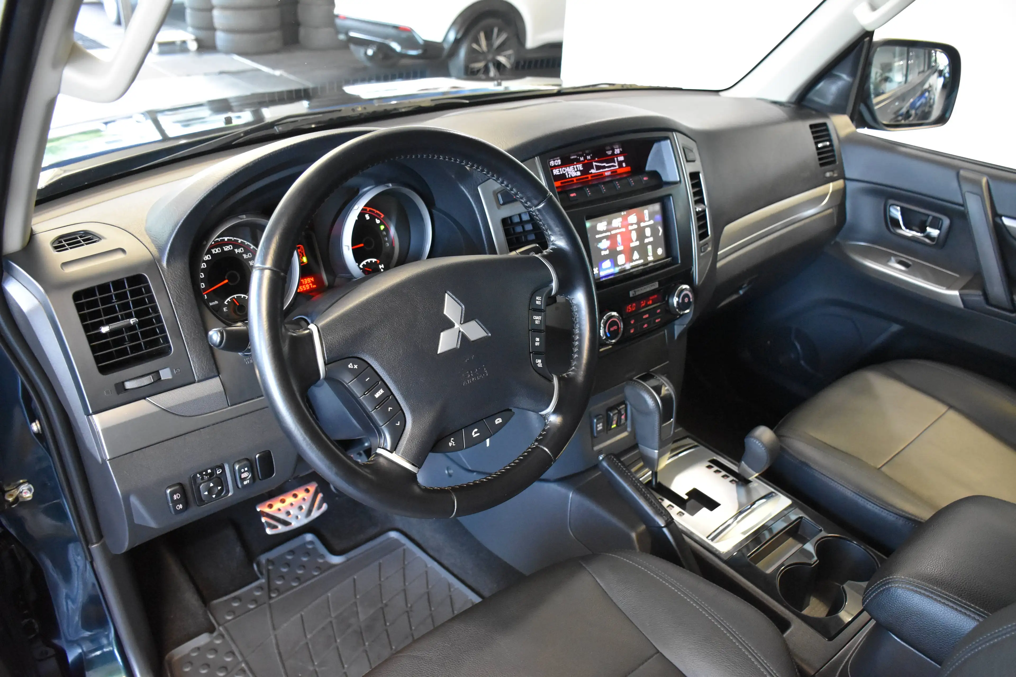 Mitsubishi Pajero 3.2 DI-D Edition 100 7-SITZER"LEDER"XENON"NAVI"AHK"R.KAMERA" — photo 12