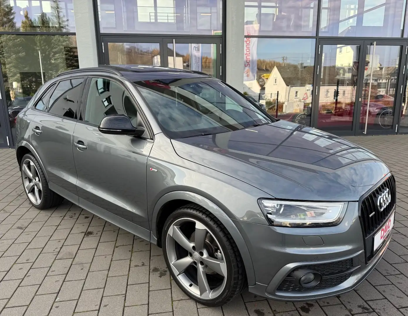 Audi Q3 2.0 TFSI quattro 3x S line Competition/Panora Grijs - 2