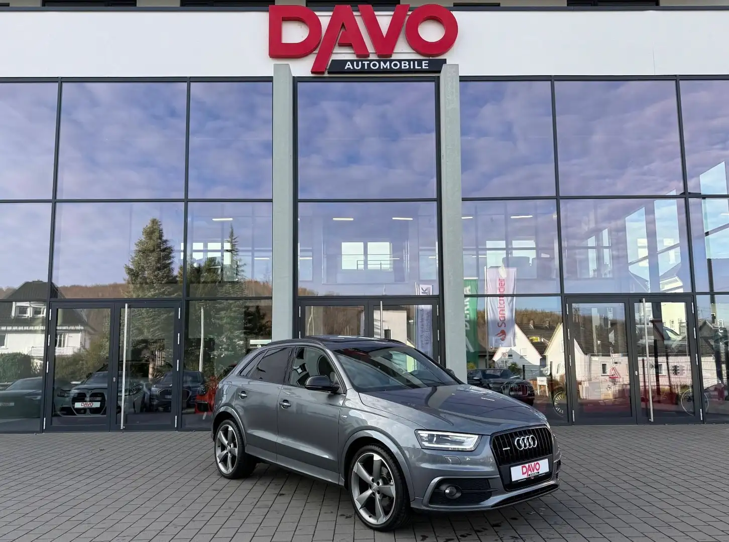 Audi Q3 2.0 TFSI quattro 3x S line Competition/Panora Grijs - 1