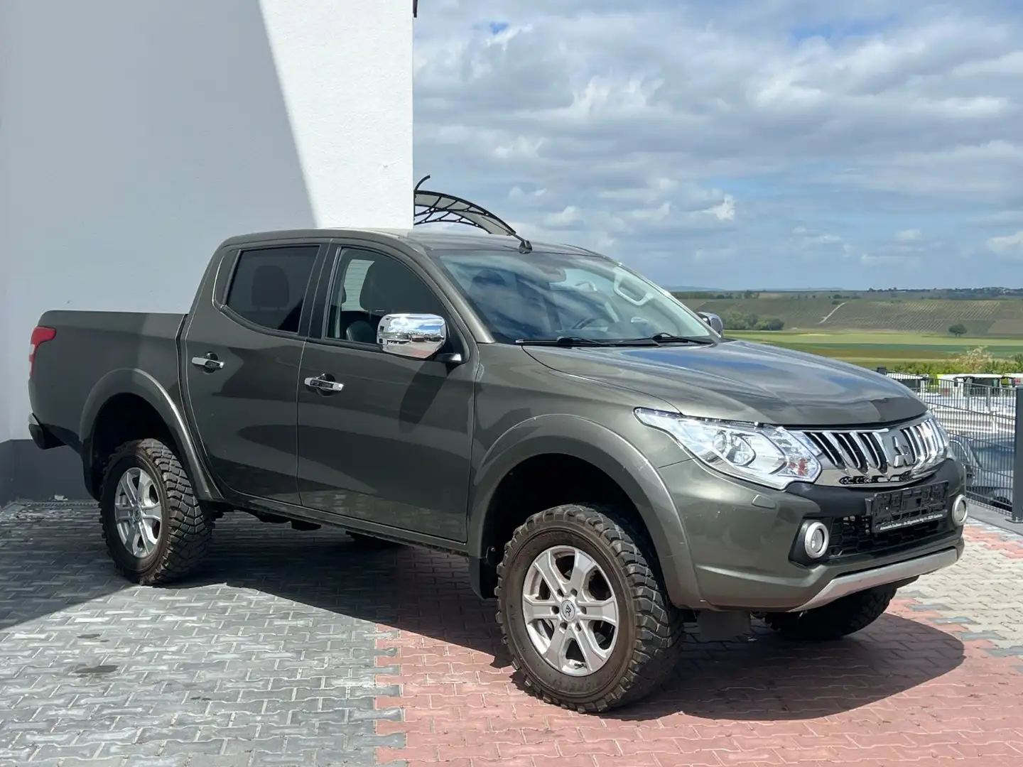 Mitsubishi L200 Top DoKa 4WD*NUR 107TKM*NAVI*HÖHER*AHK* Verde - 1