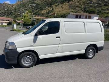 2.5 D-4D Van 3 posti