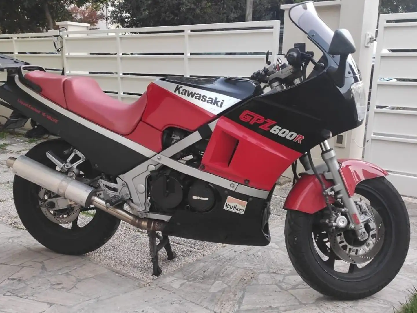 Kawasaki GPZ 600 R Rood - 1