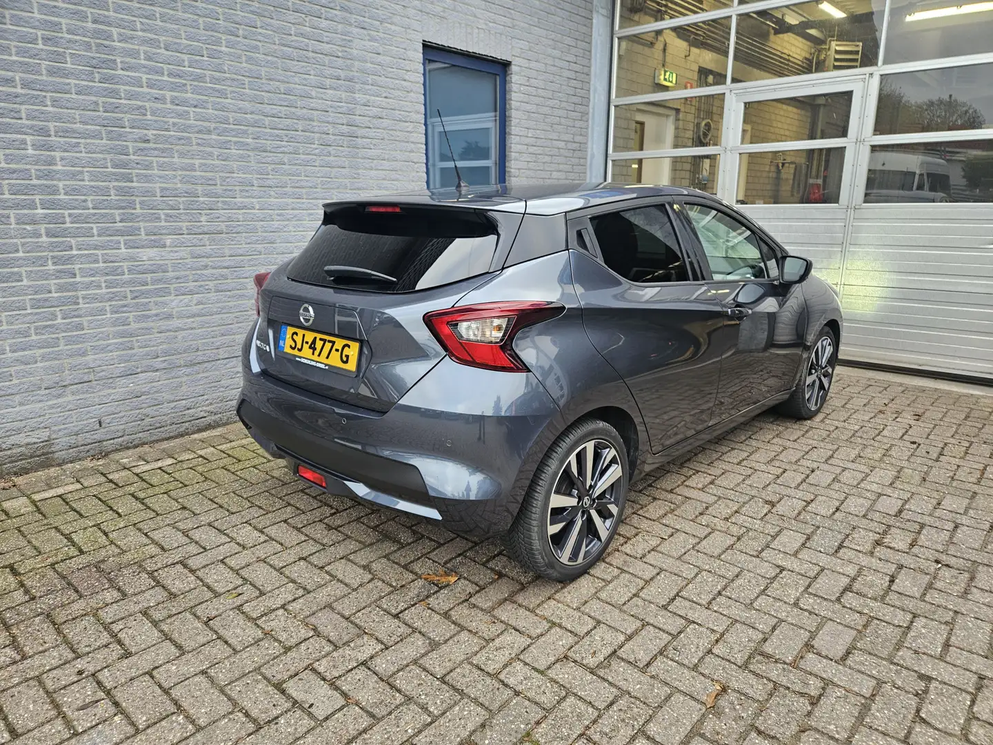 Nissan Micra 0.9 IG-T Tekna Inclusief Afleveringskosten Gris - 2