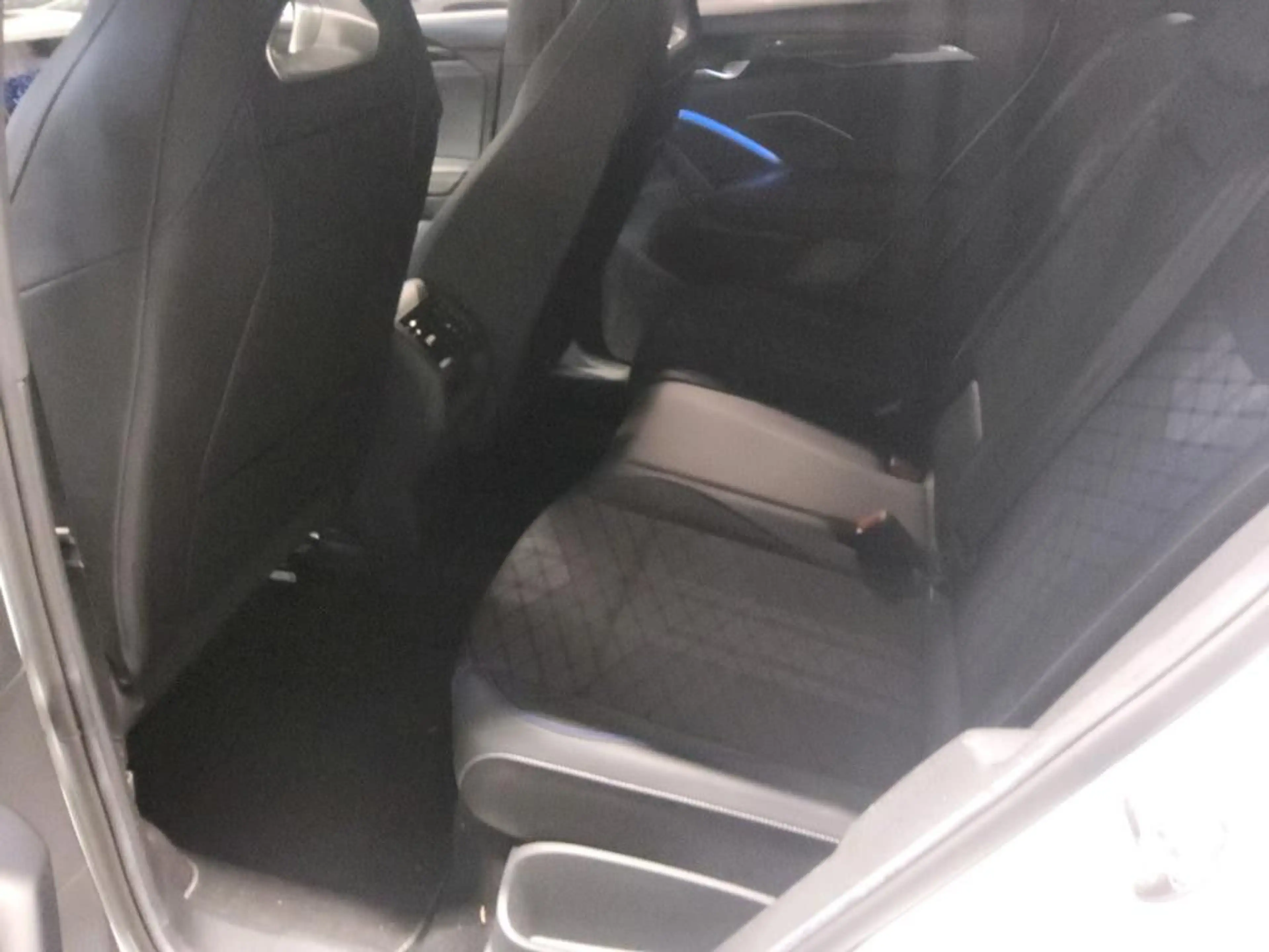 Volkswagen Tiguan 2.0 TDI DSG 4M 3 x R-Line * Black *Pano — photo 6