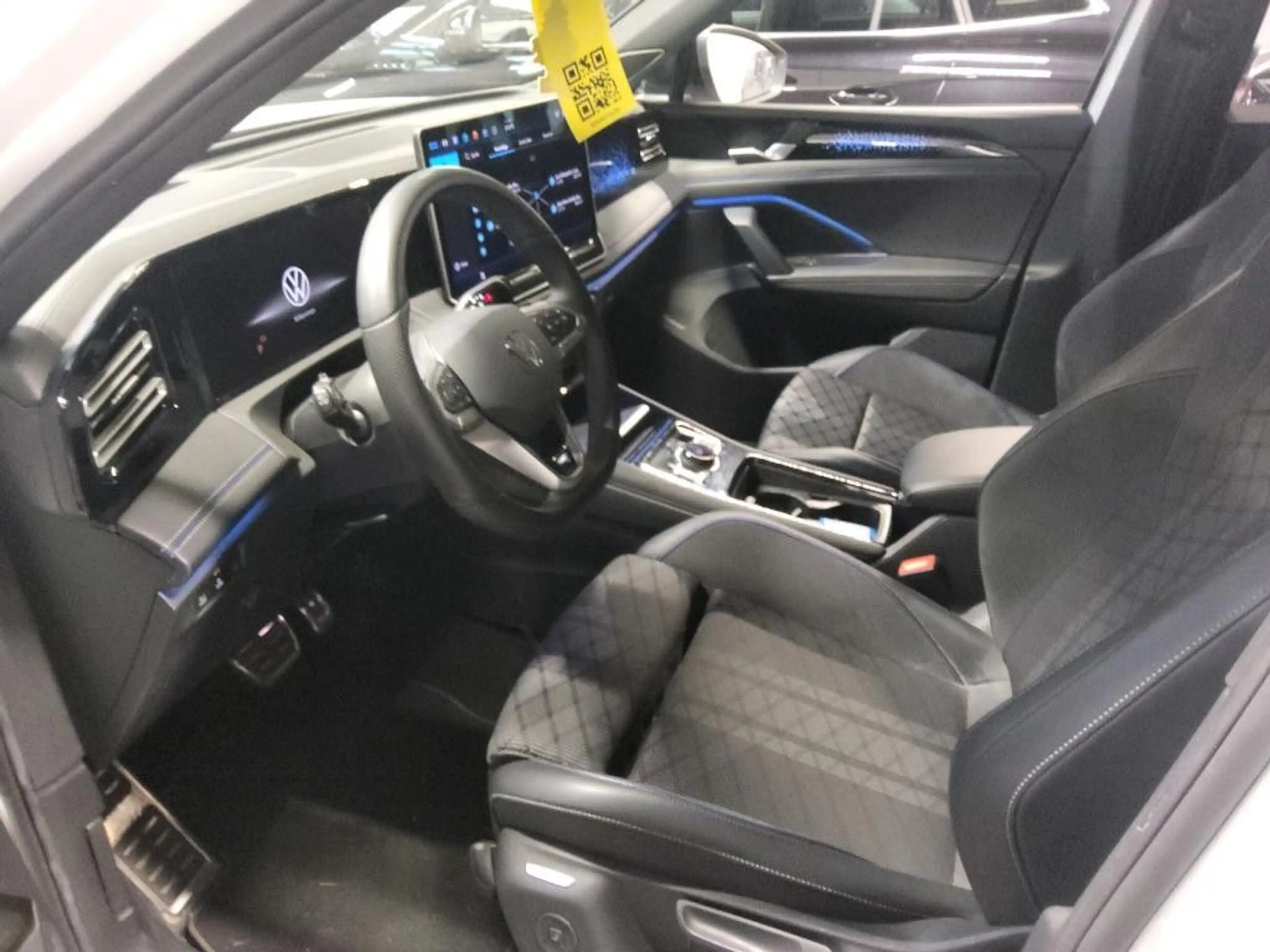 Volkswagen Tiguan 2.0 TDI DSG 4M 3 x R-Line * Black *Pano — photo 5