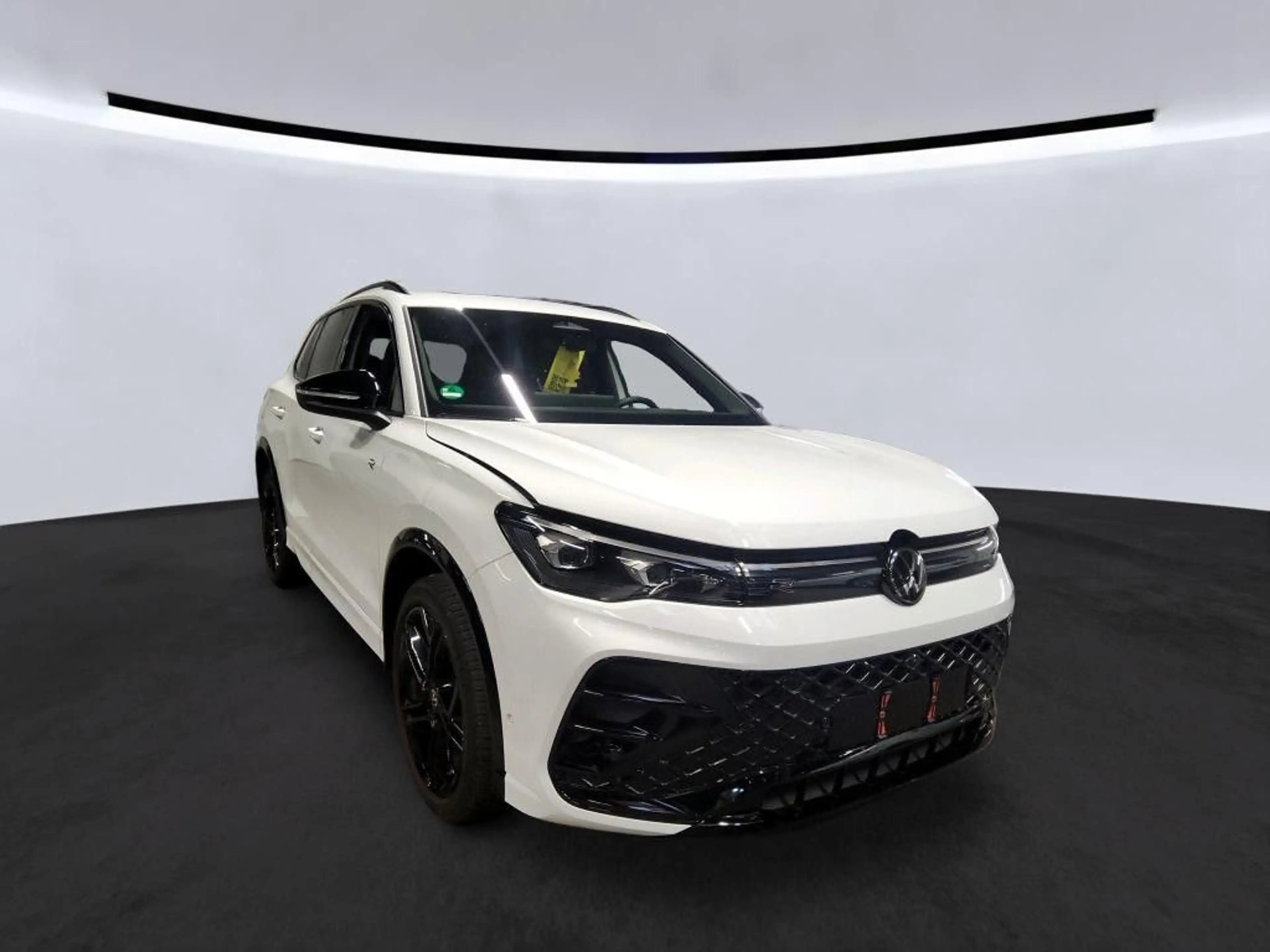 Volkswagen Tiguan 2.0 TDI DSG 4M 3 x R-Line * Black *Pano — photo 2