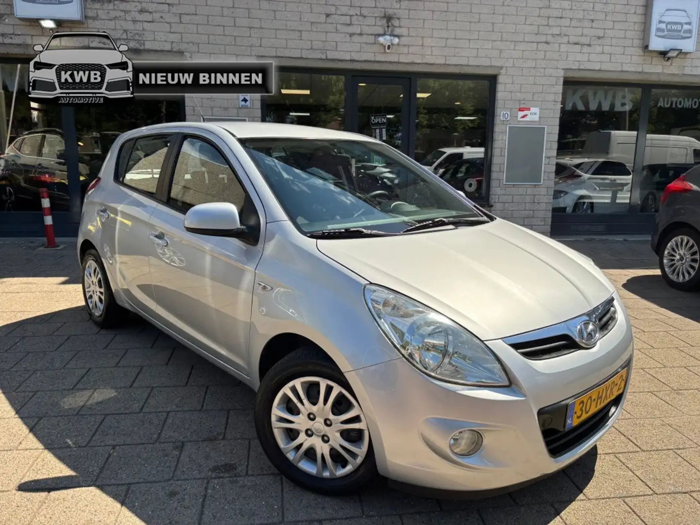 Hyundai i20 1.2i Dynamic 5Drs Nieuwe apk Airco Grijs - 1