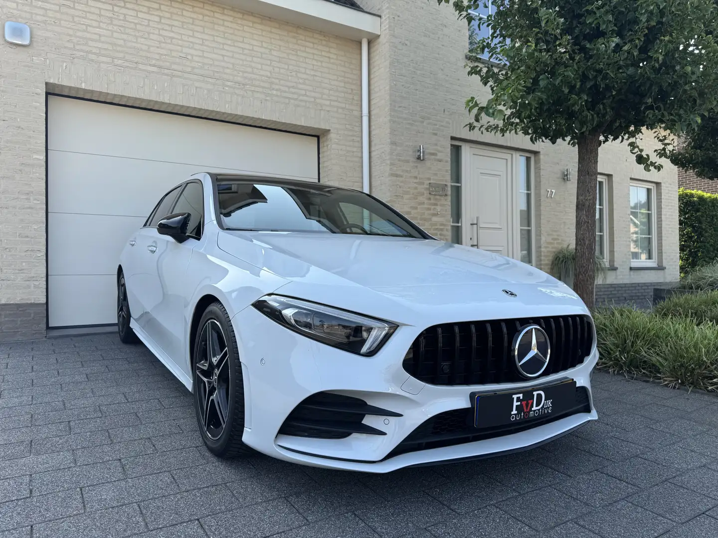 Mercedes-Benz A 180 AMG Aut Panoramadak Nightpakket Widescreen Ambient Wit - 1