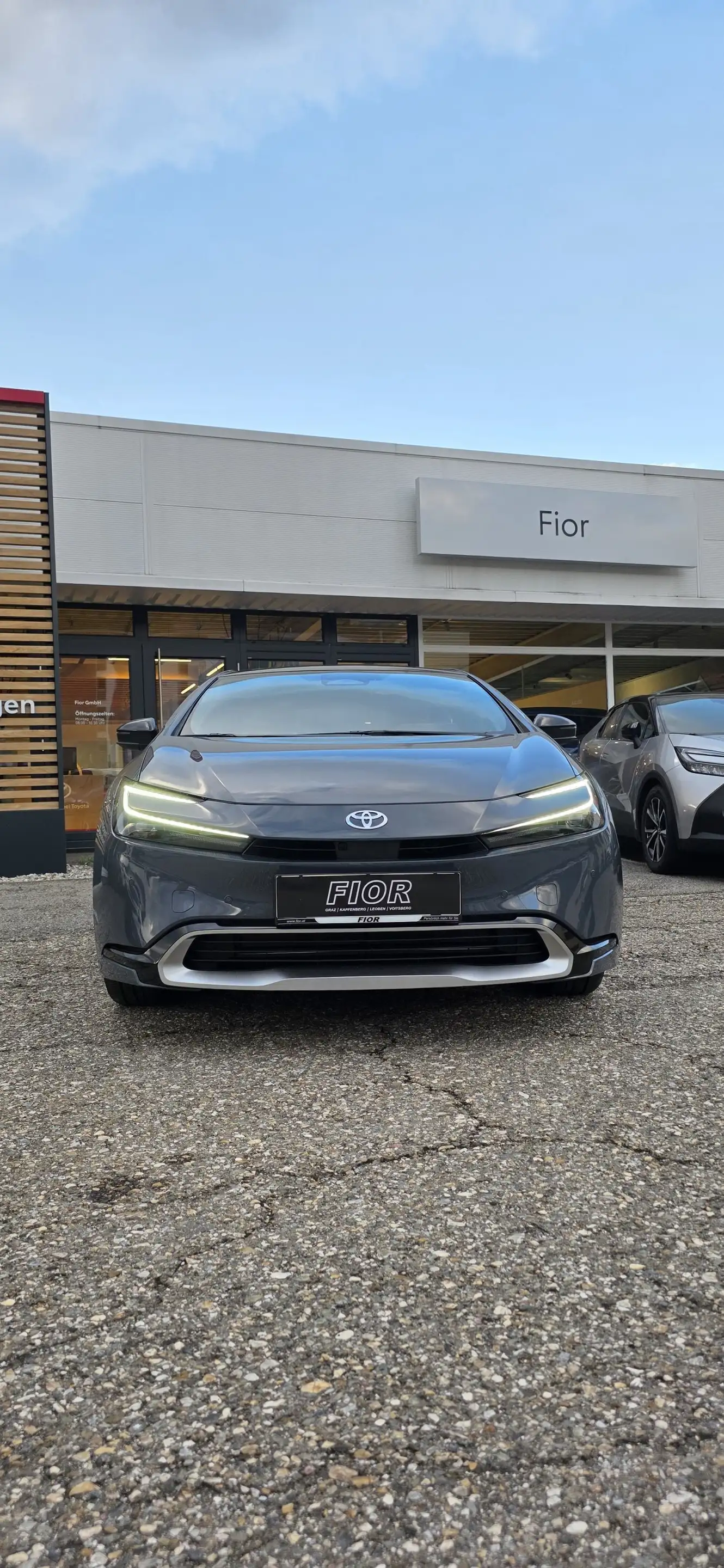 Toyota Prius Plug-in Hybrid Advanced — photo 2