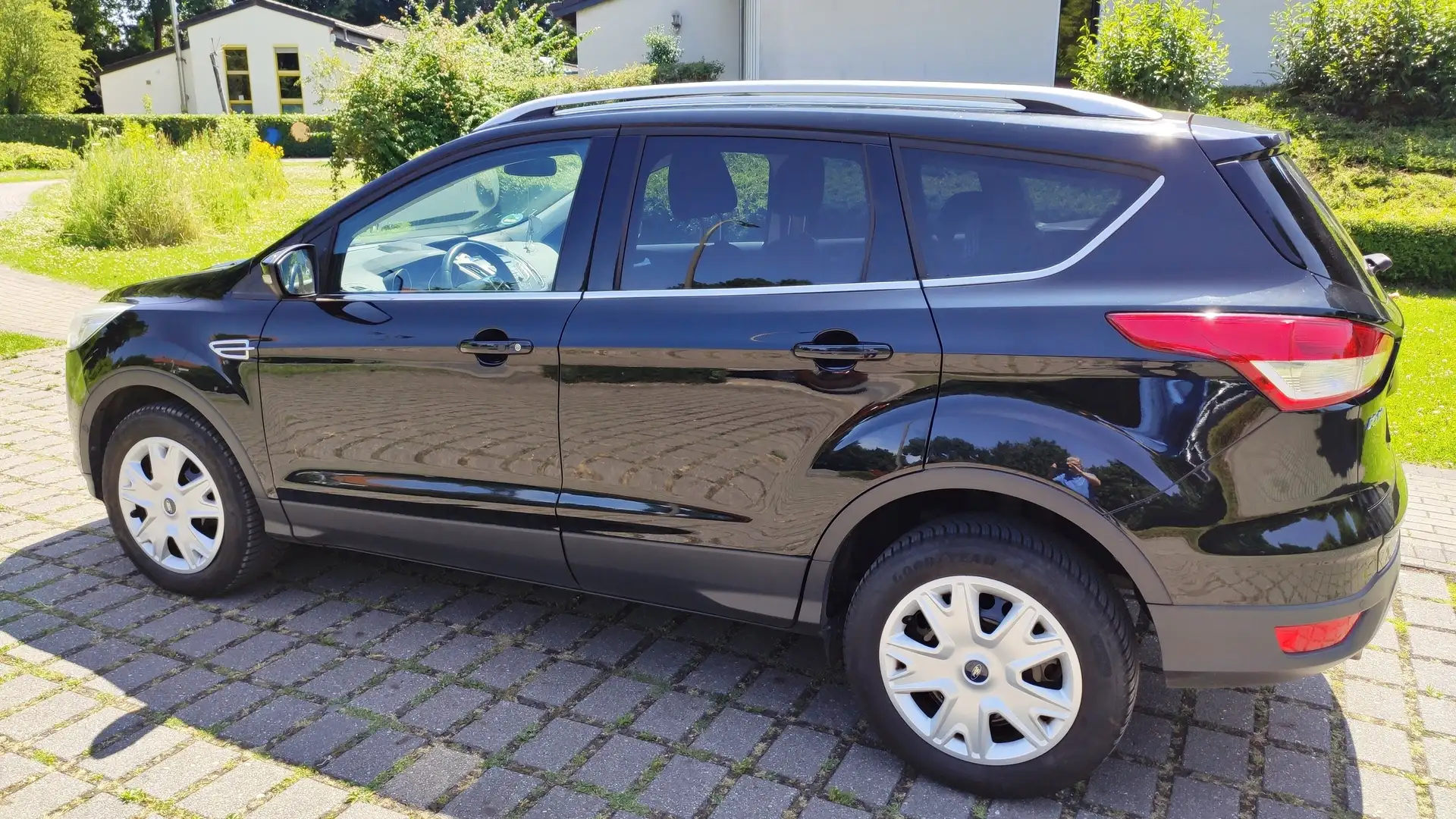 Ford Kuga Kuga 1.6 EcoBoost 2x4 Trend Schwarz - 1