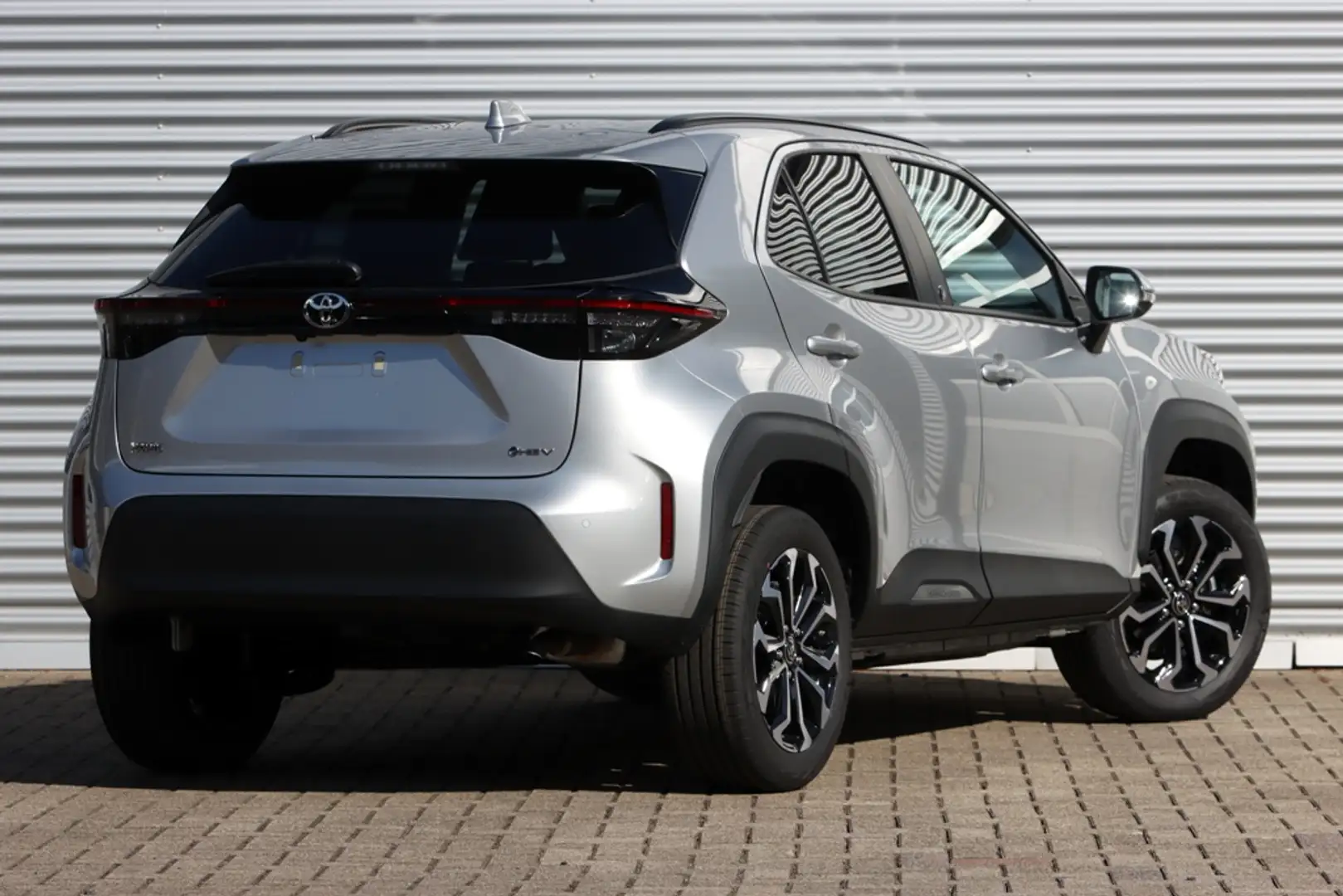 Toyota Yaris Cross 1.5 Hybrid 130 Team-Player NIEUW Safety+ Winter-Pa Zilver - 2
