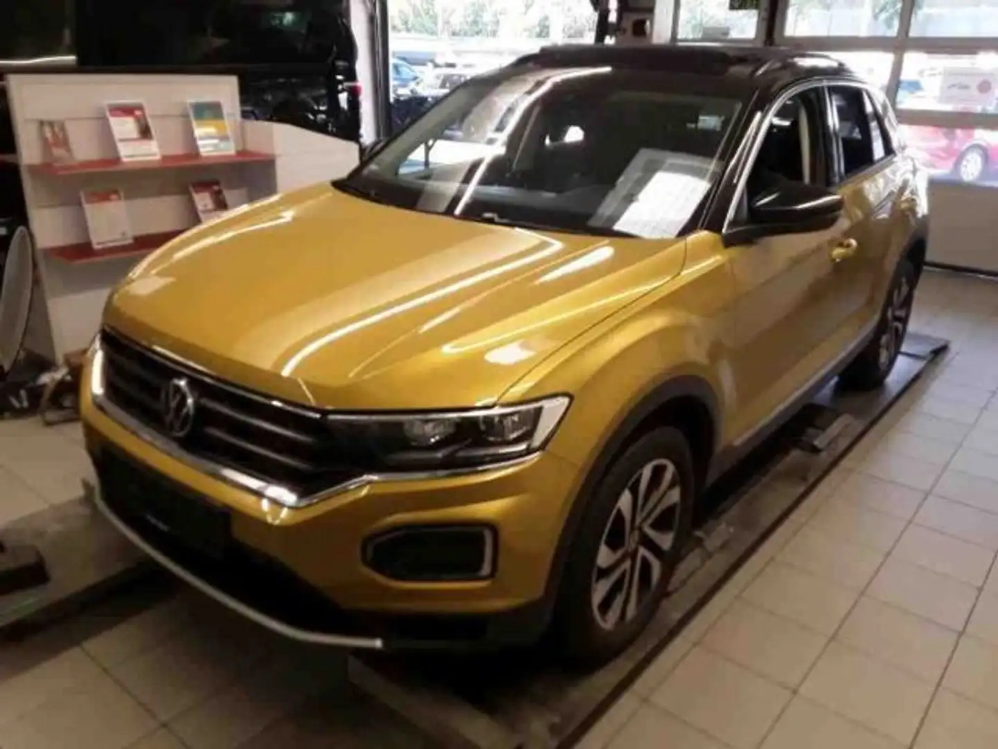 Volkswagen T-Roc 1.5TSI Avtive DSG Pano Navi LED Kamera Geel - 2