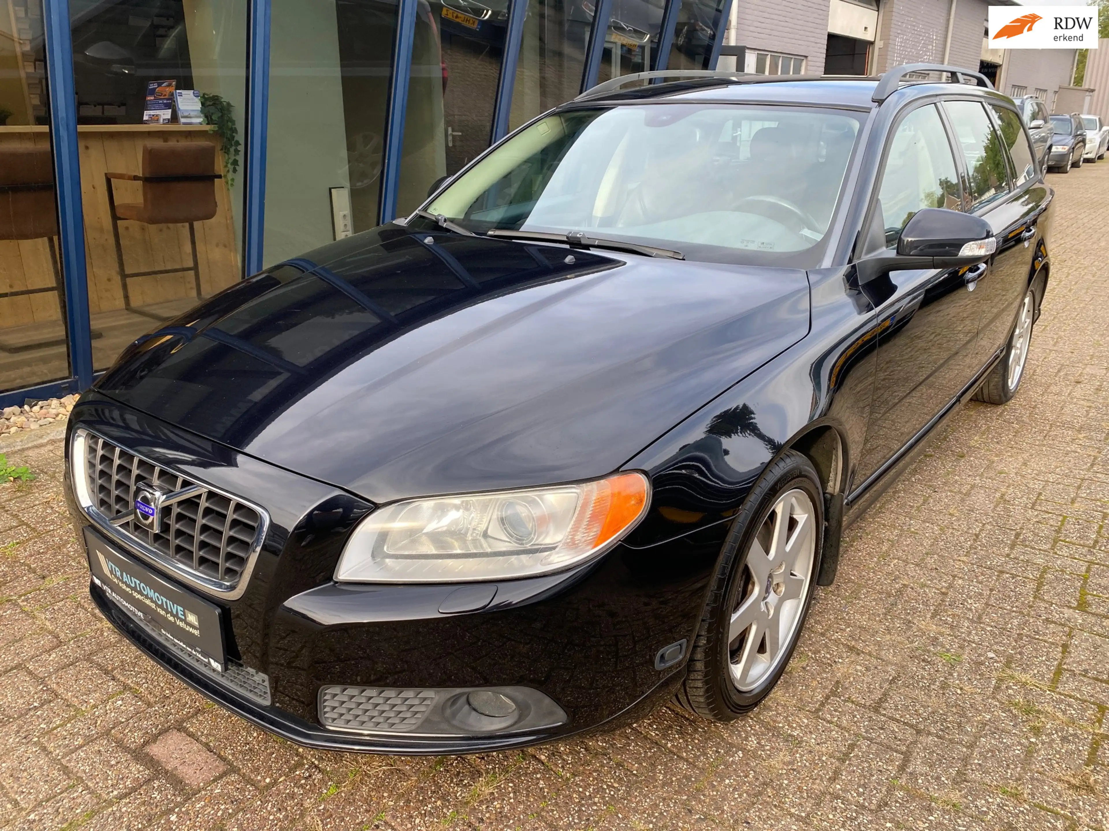 Volvo V70 2.5FT Momentum Automaat H.LEER / XENON / Youngtime