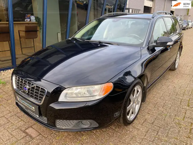 Volvo V70 2.5FT Momentum Automaat H.LEER / XENON / Youngtime