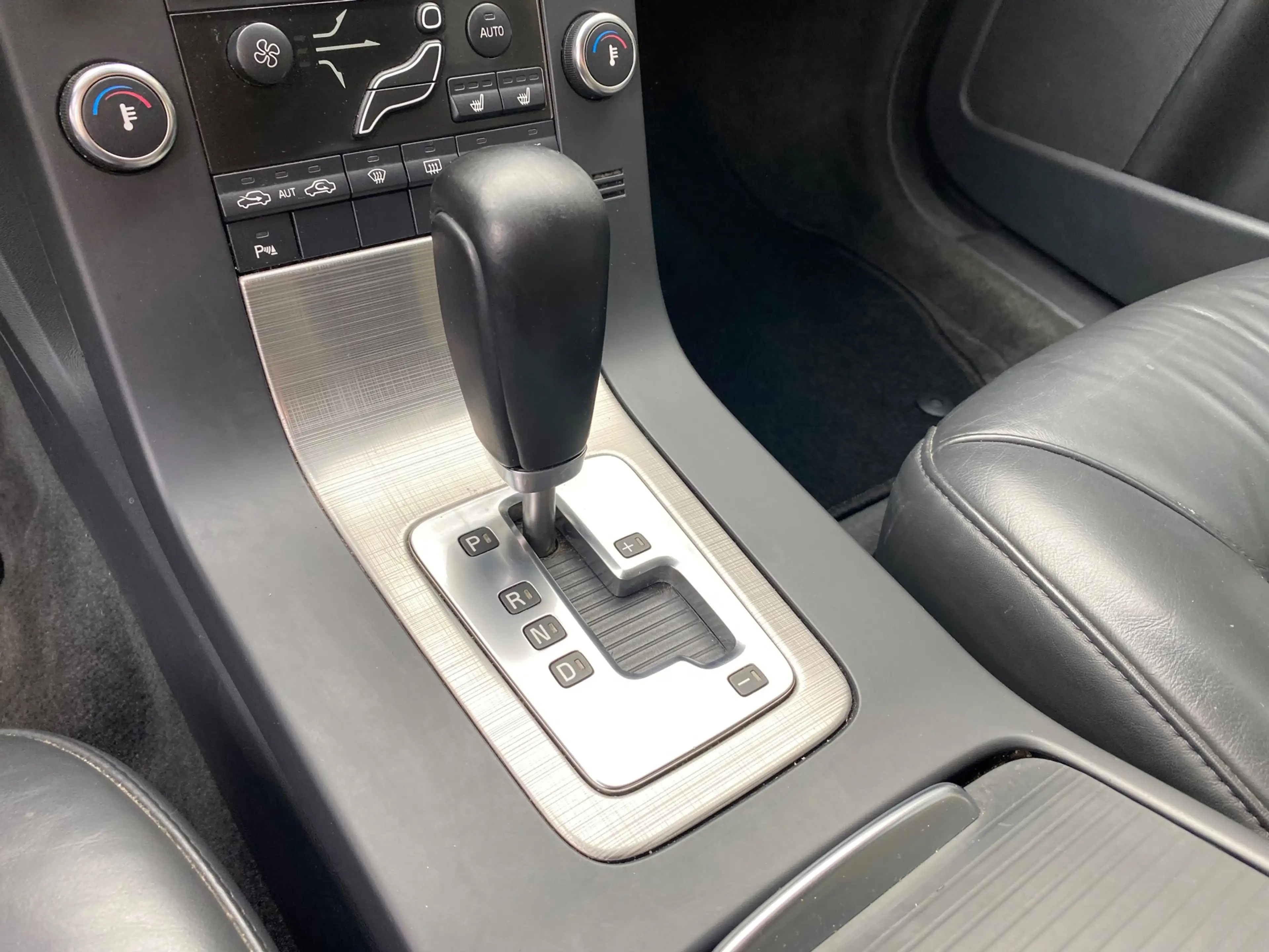 Volvo V70 2.5FT Momentum Automaat H.LEER / XENON / Youngtime — photo 17