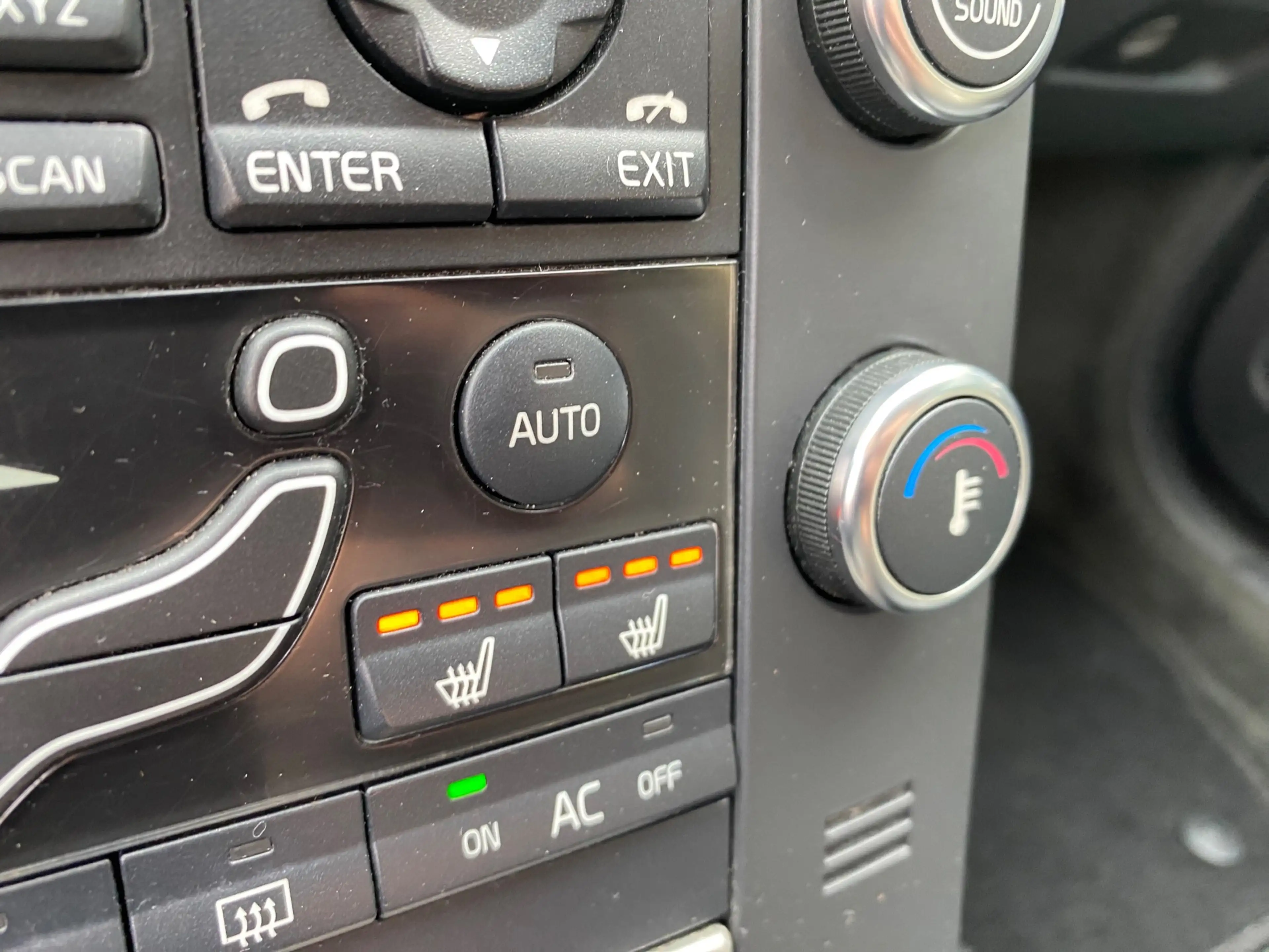 Volvo V70 2.5FT Momentum Automaat H.LEER / XENON / Youngtime — photo 15