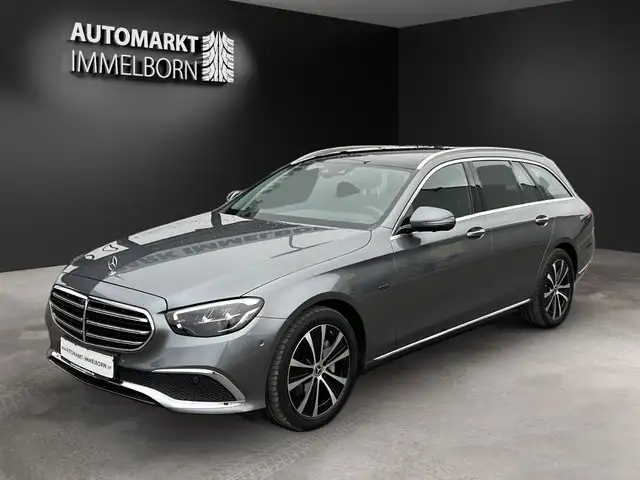 Mercedes-Benz E-Class view 4