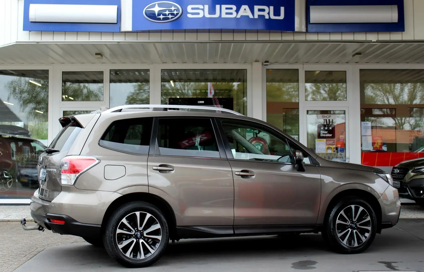 Subaru Forester 2.0 CVT Premium * Trekhaak * Navigatie * Panoramad Bruin - 2