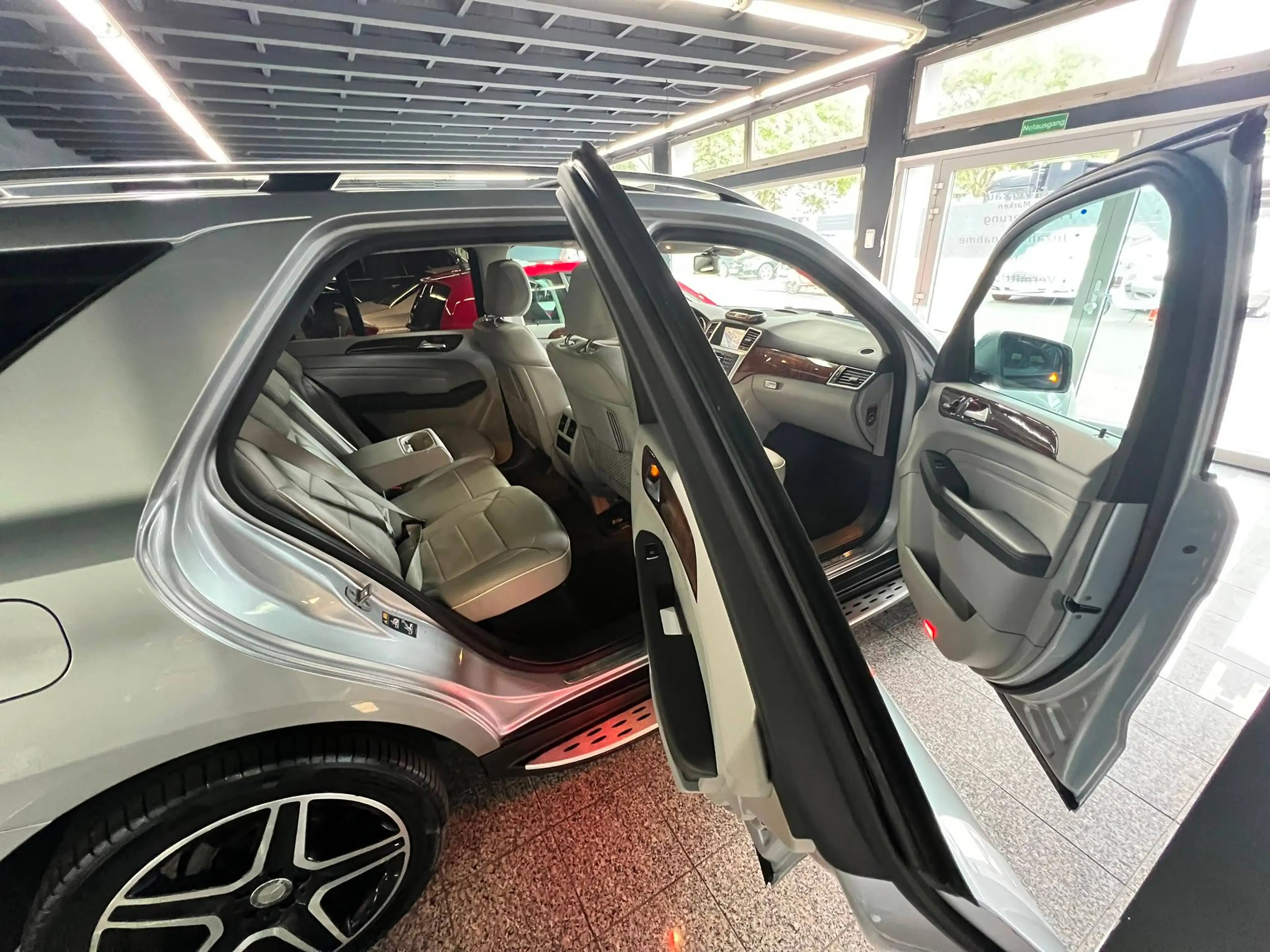 Mercedes-Benz ML 350 ML 350 CDI BlueTec Off-Roader — photo 11