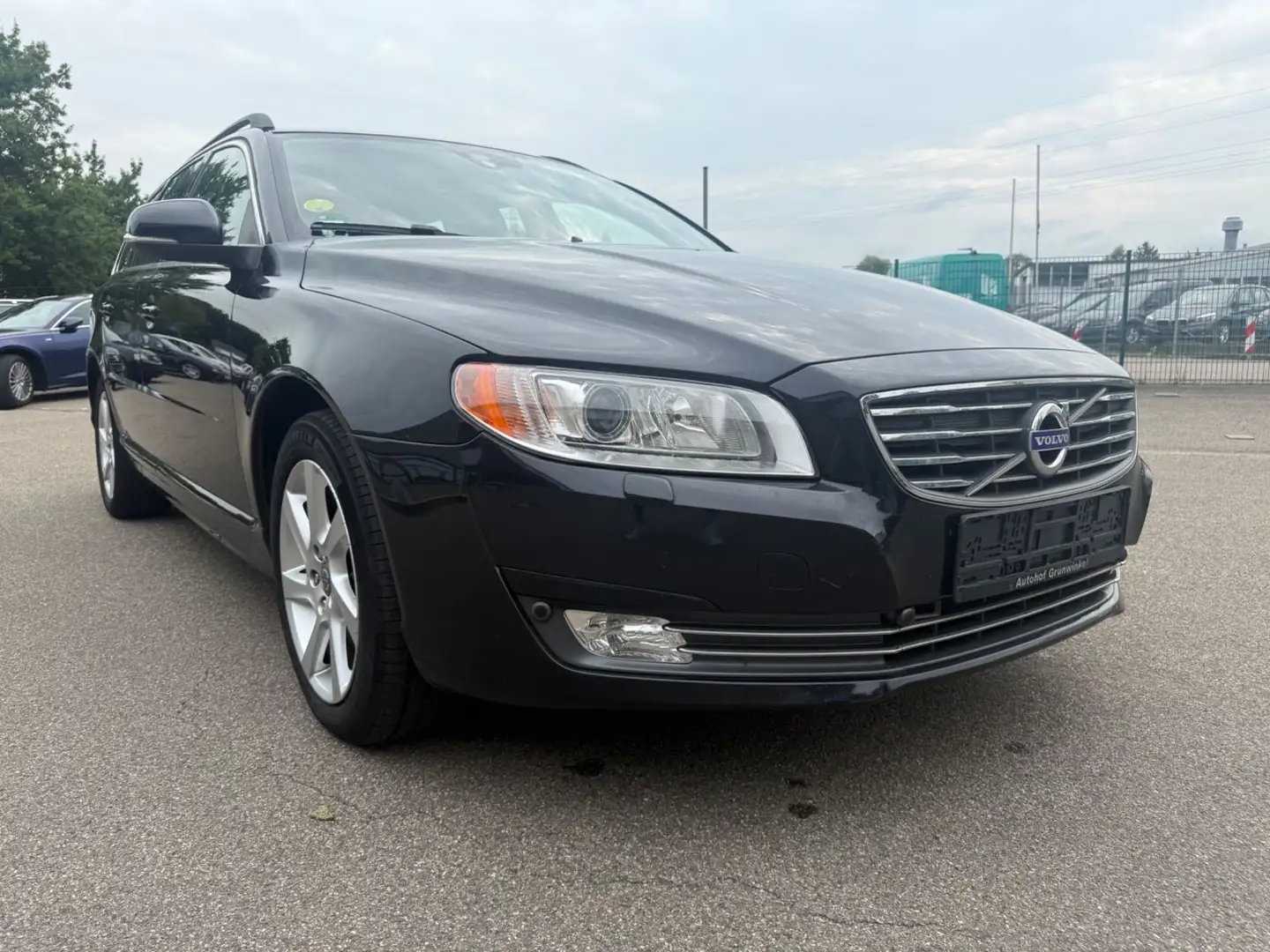 Volvo V70 Kombi Momentum Schwarz - 1