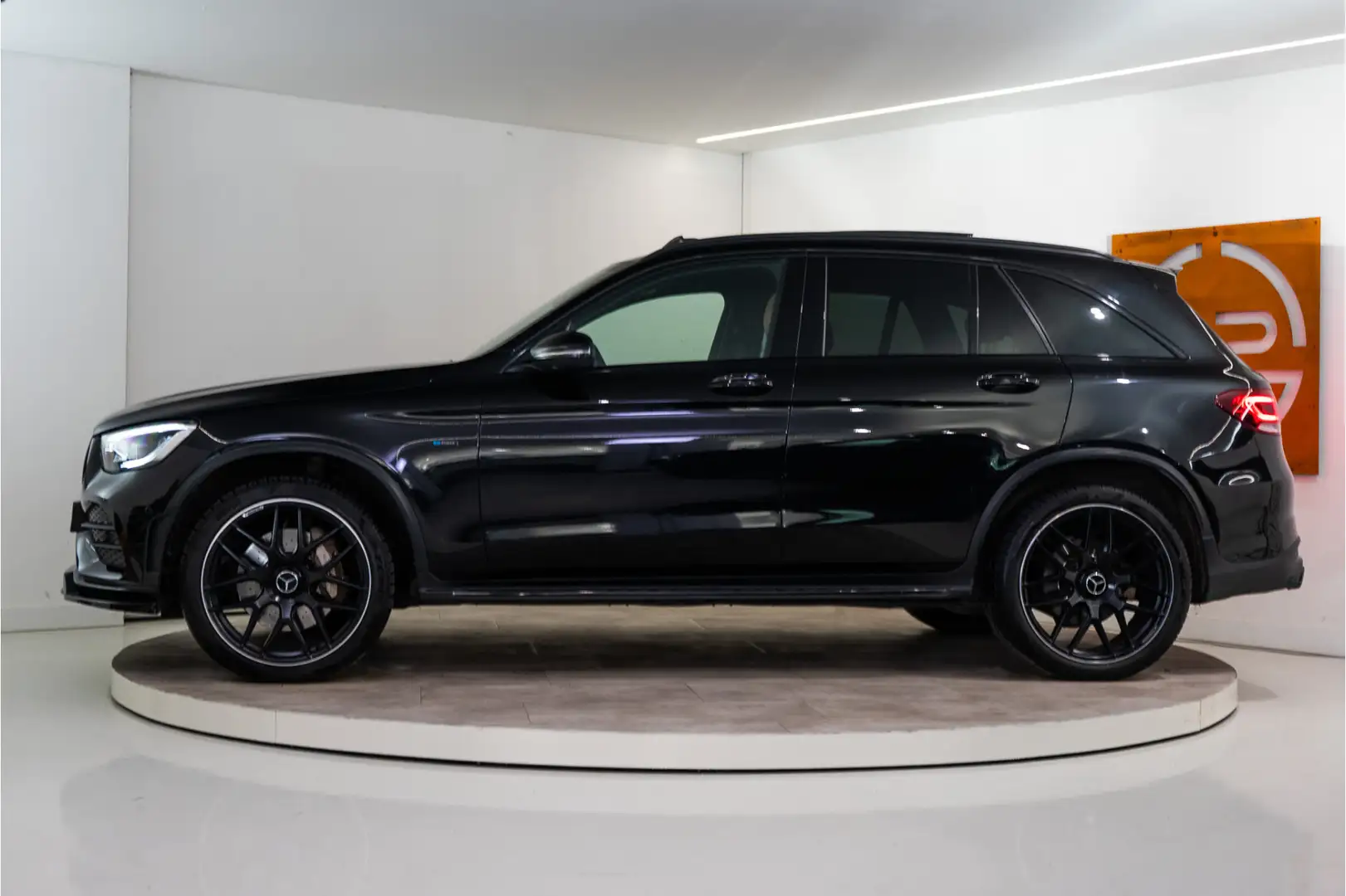 Mercedes-Benz GLC 300 300e 4MATIC AMG 320PK | Pano | Sfeer | Leder | Sto Schwarz - 2