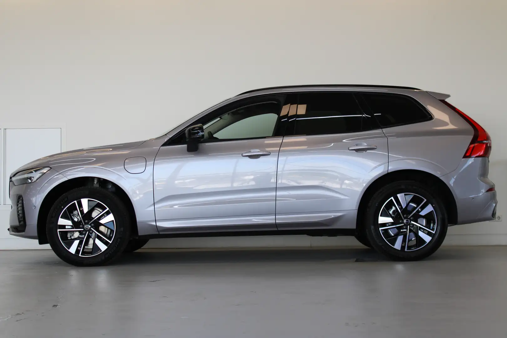 Volvo XC60 T6 350PK Plus Dark | 360° | Getint Glas | Verwarmb Grau - 2