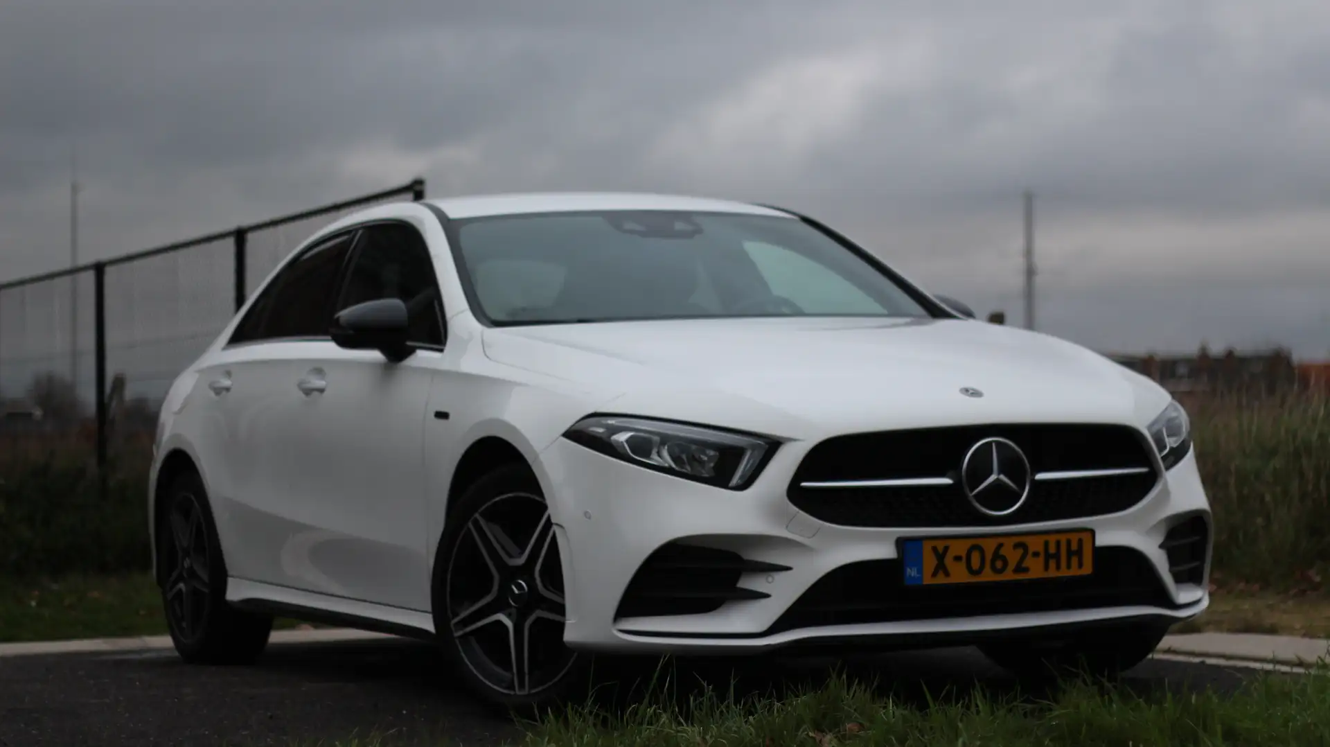 Mercedes-Benz A 250 Limousine Premium Plus AMG Line Night Package Wit - 2