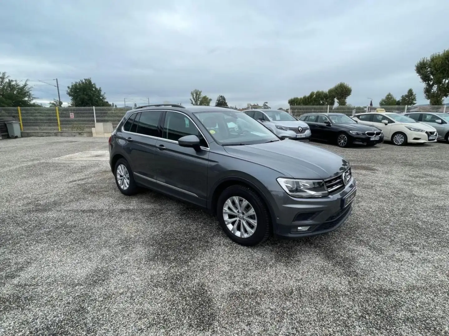 Volkswagen Tiguan BUSINESS 2.0 TDI 150 DSG7 Confortline Business Gris - 2