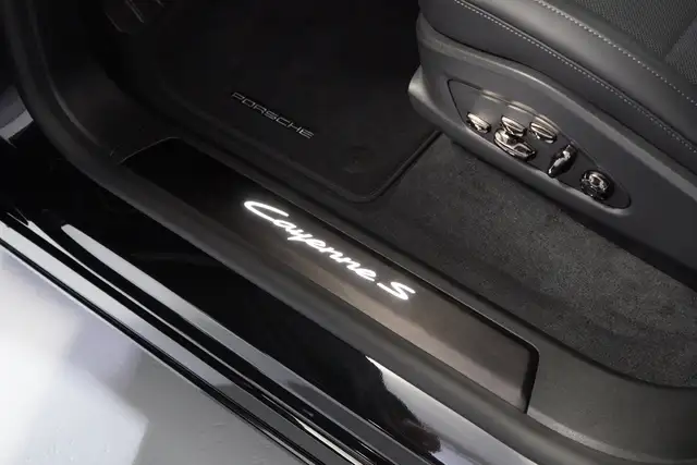 Porsche Cayenne view 8