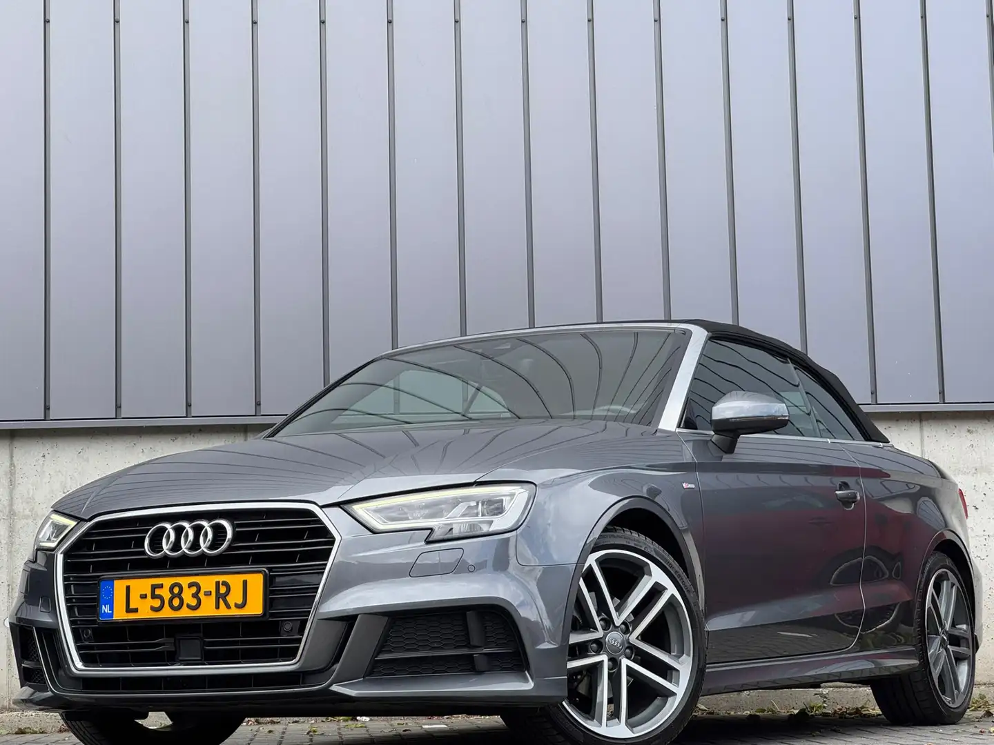 Audi A3 Cabriolet 35 TFSI 150PK Automaat 3X S-Line Virtual Grijs - 2