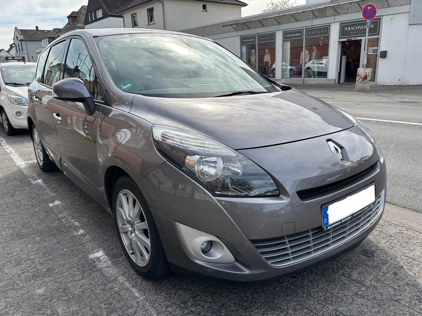 Renault Grand Scenic Dynamiq Autom 7 Sitze NAVI KlimAut ZRneu AHK ALU Grau - 2