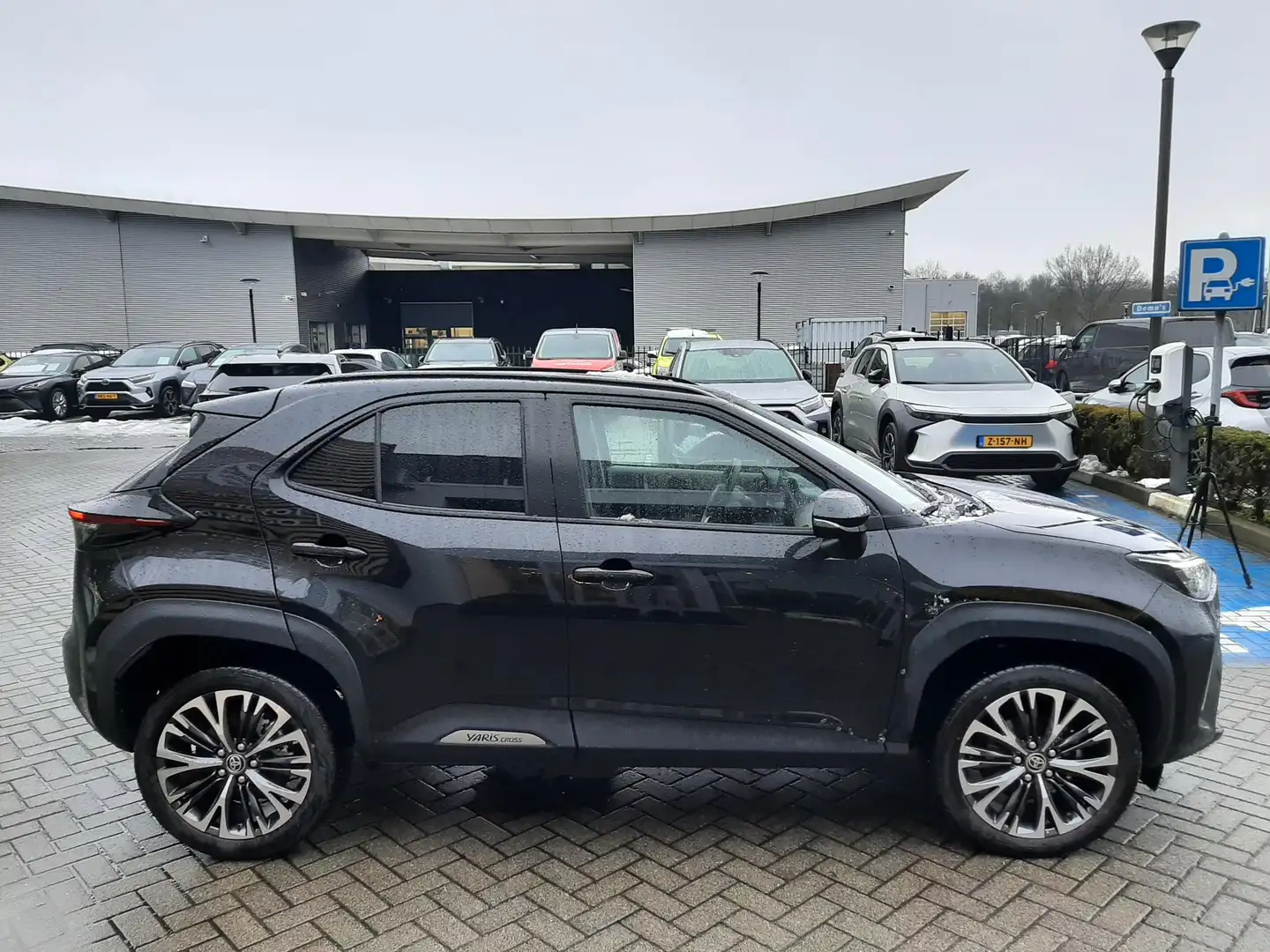 Toyota Yaris Cross 1.5 Hybrid 130 Executive PARK-SENSOREN BLIND-SPOT Schwarz - 2