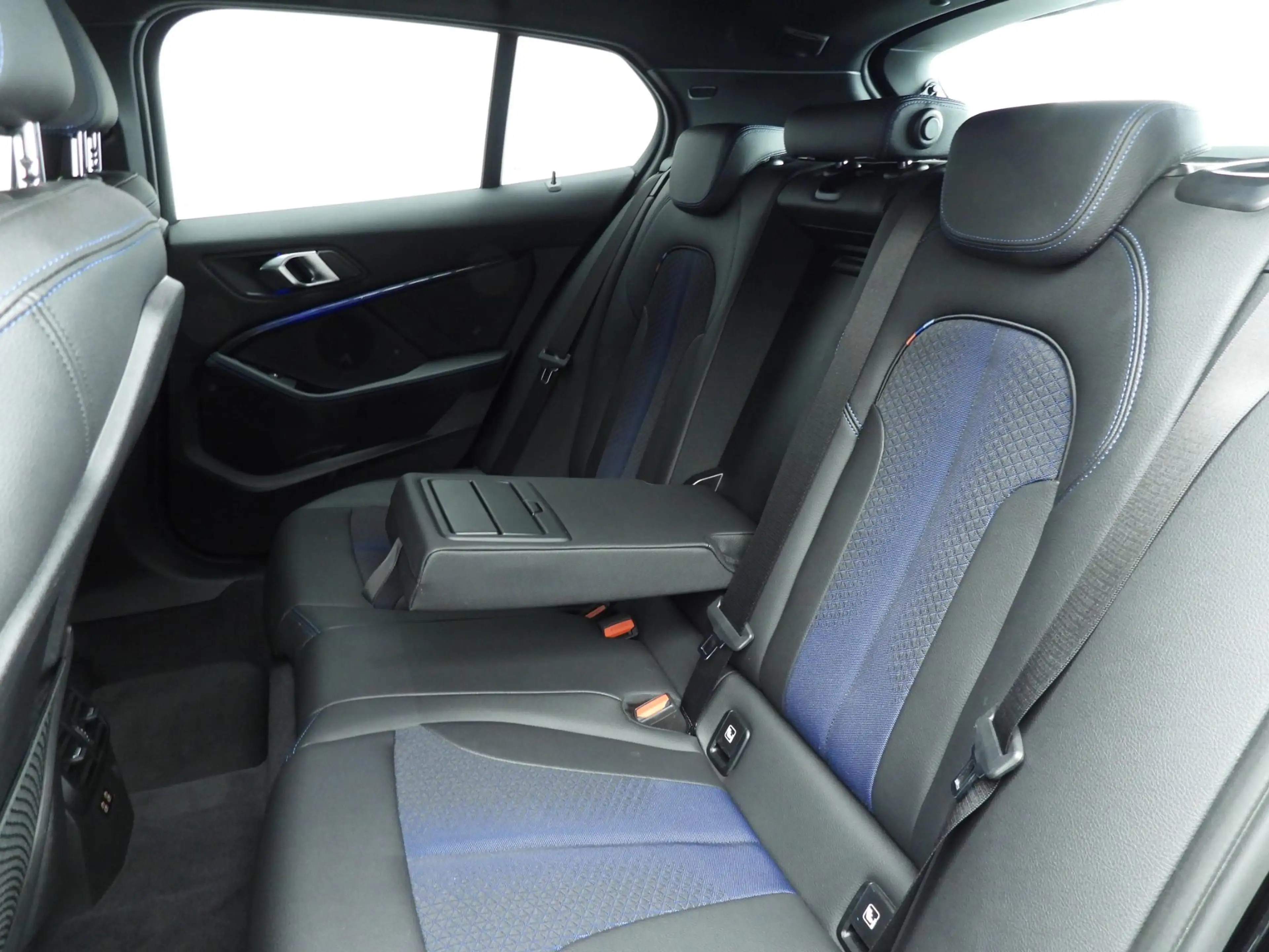 BMW 135 1 Serie 5-deurs M135i xDrive M-Sport steering / LE — photo 8