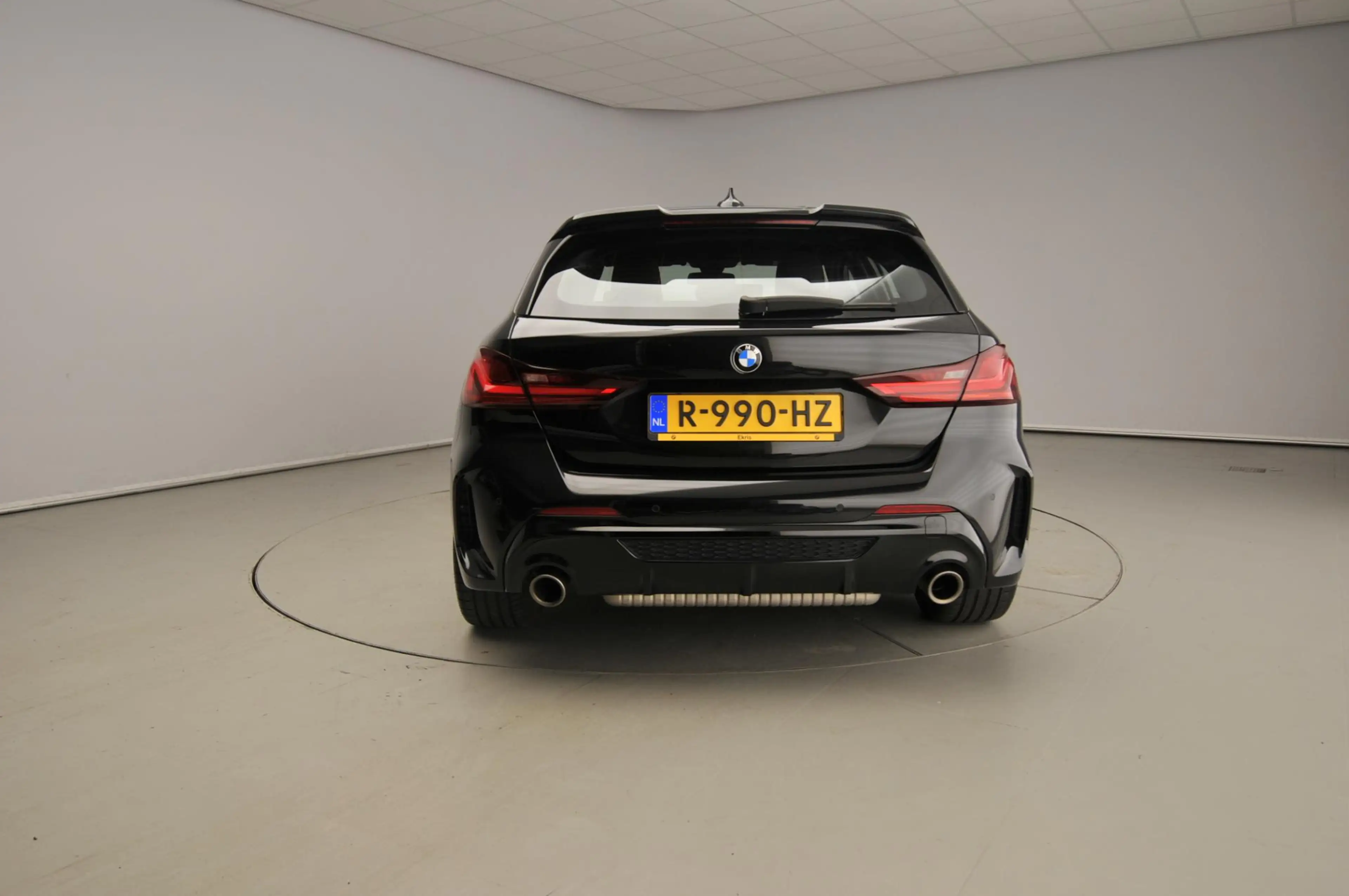 BMW 135 1 Serie 5-deurs M135i xDrive M-Sport steering / LE — photo 3