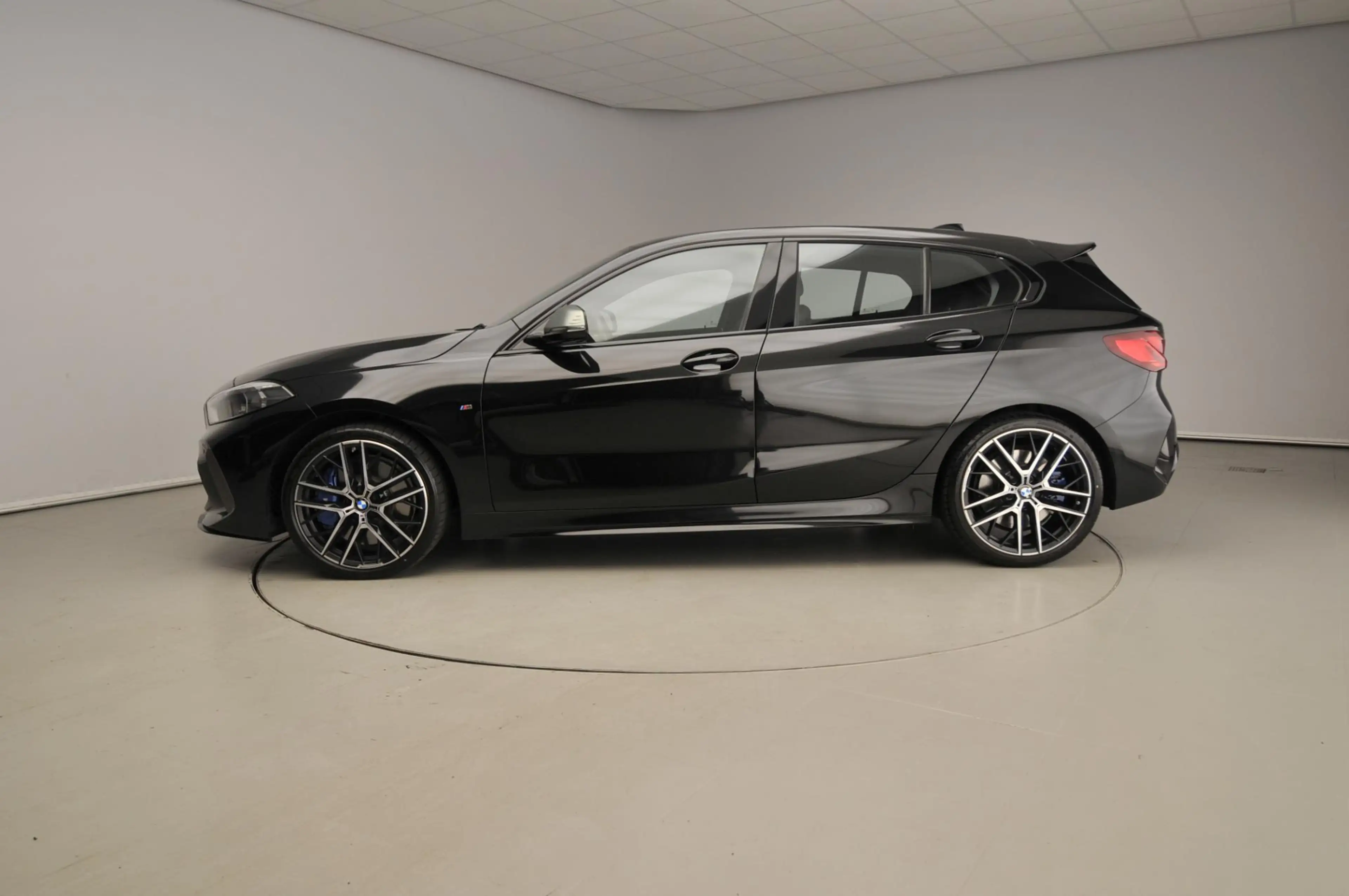 BMW 135 1 Serie 5-deurs M135i xDrive M-Sport steering / LE — photo 2