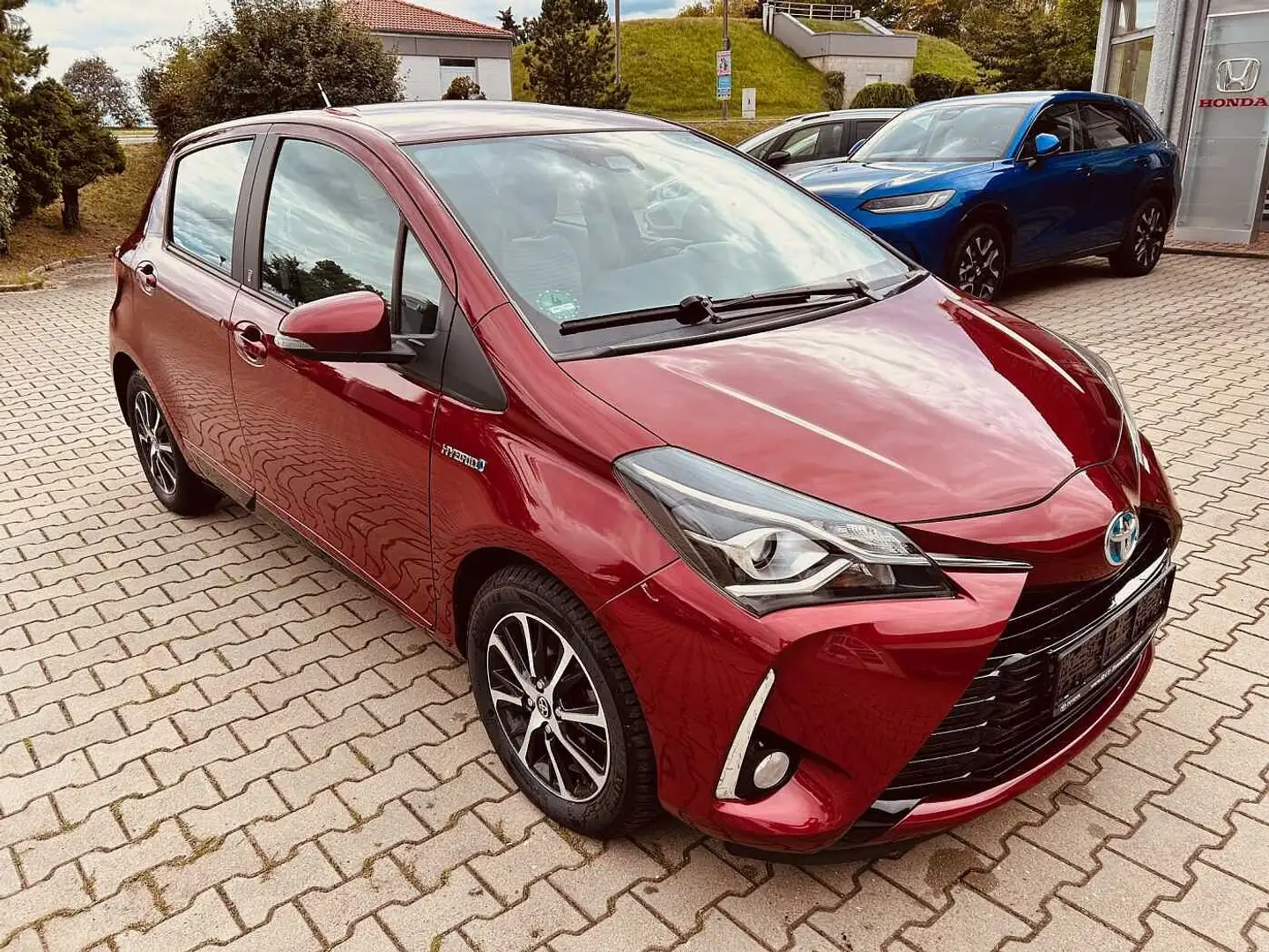 Toyota Yaris Hybrid 1.5 VVT-i Hybrid CVT Team Deutschl. Rot - 1
