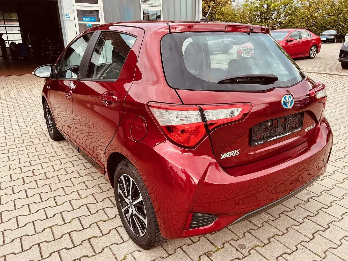 Toyota Yaris Hybrid 1.5 VVT-i Hybrid CVT Team Deutschl. Rot - 2