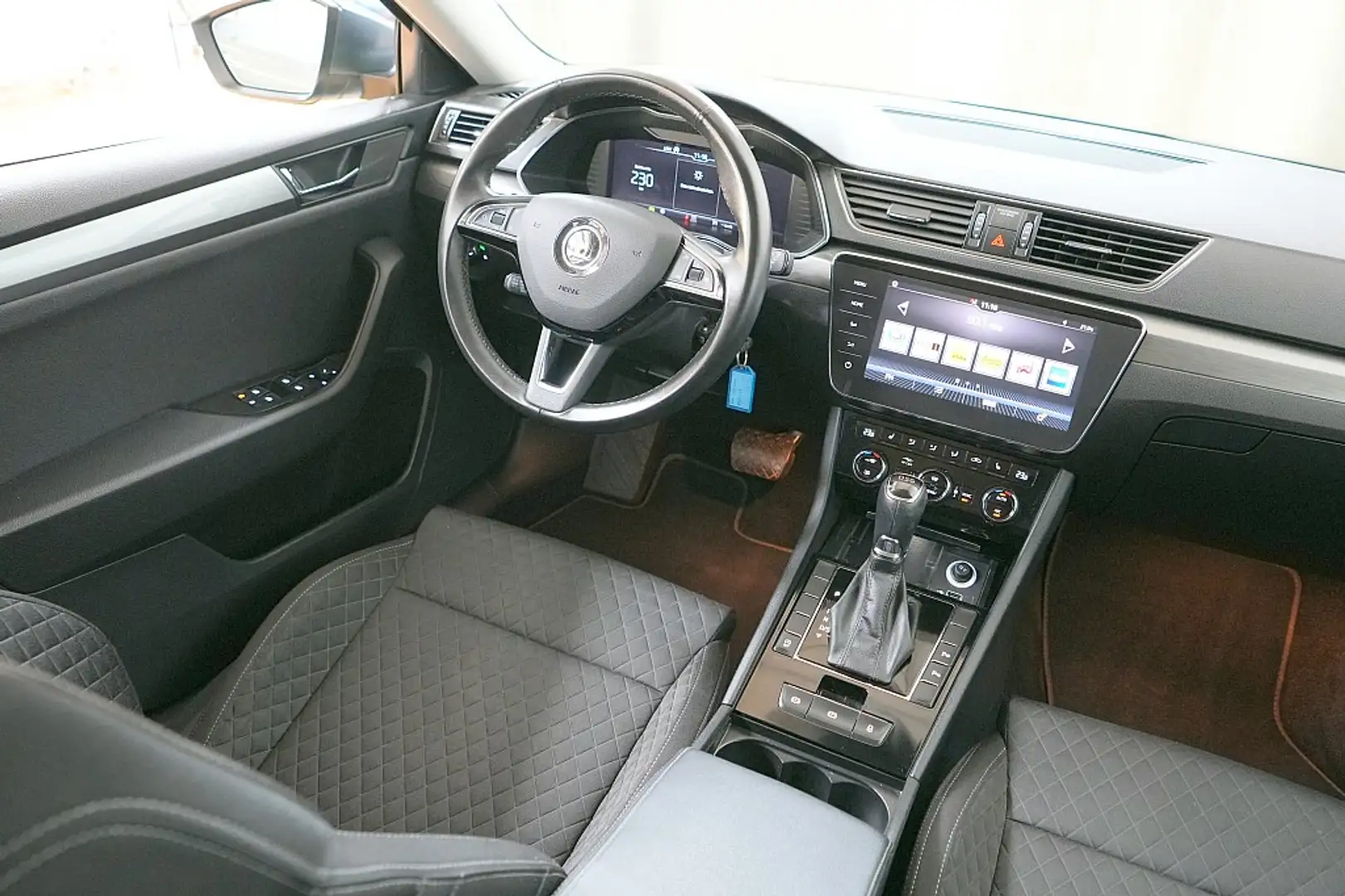 Skoda Superb Kombi 2,0 TDI Style DSG Grau - 2