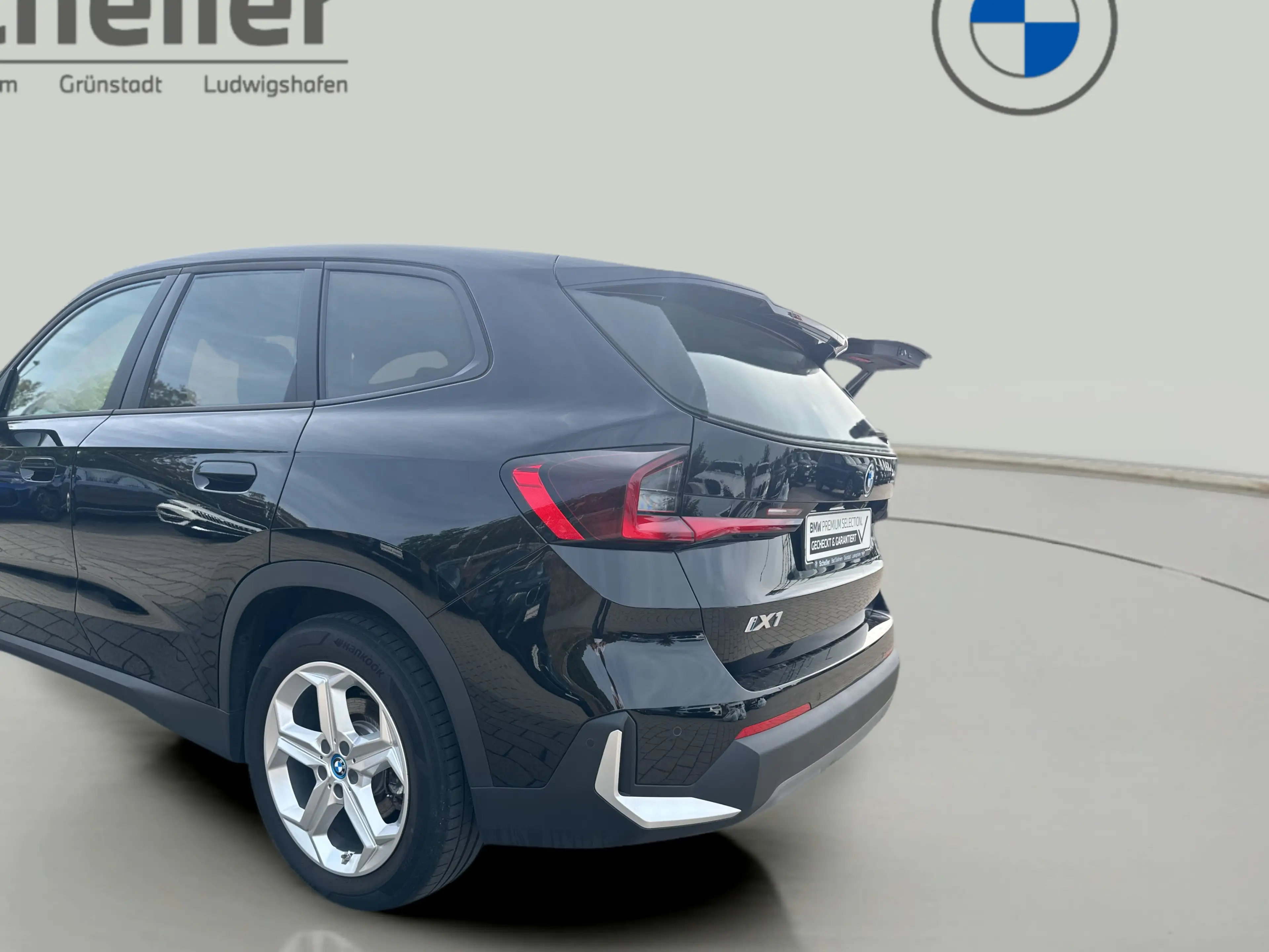 BMW iX1 xDrive30 — photo 11