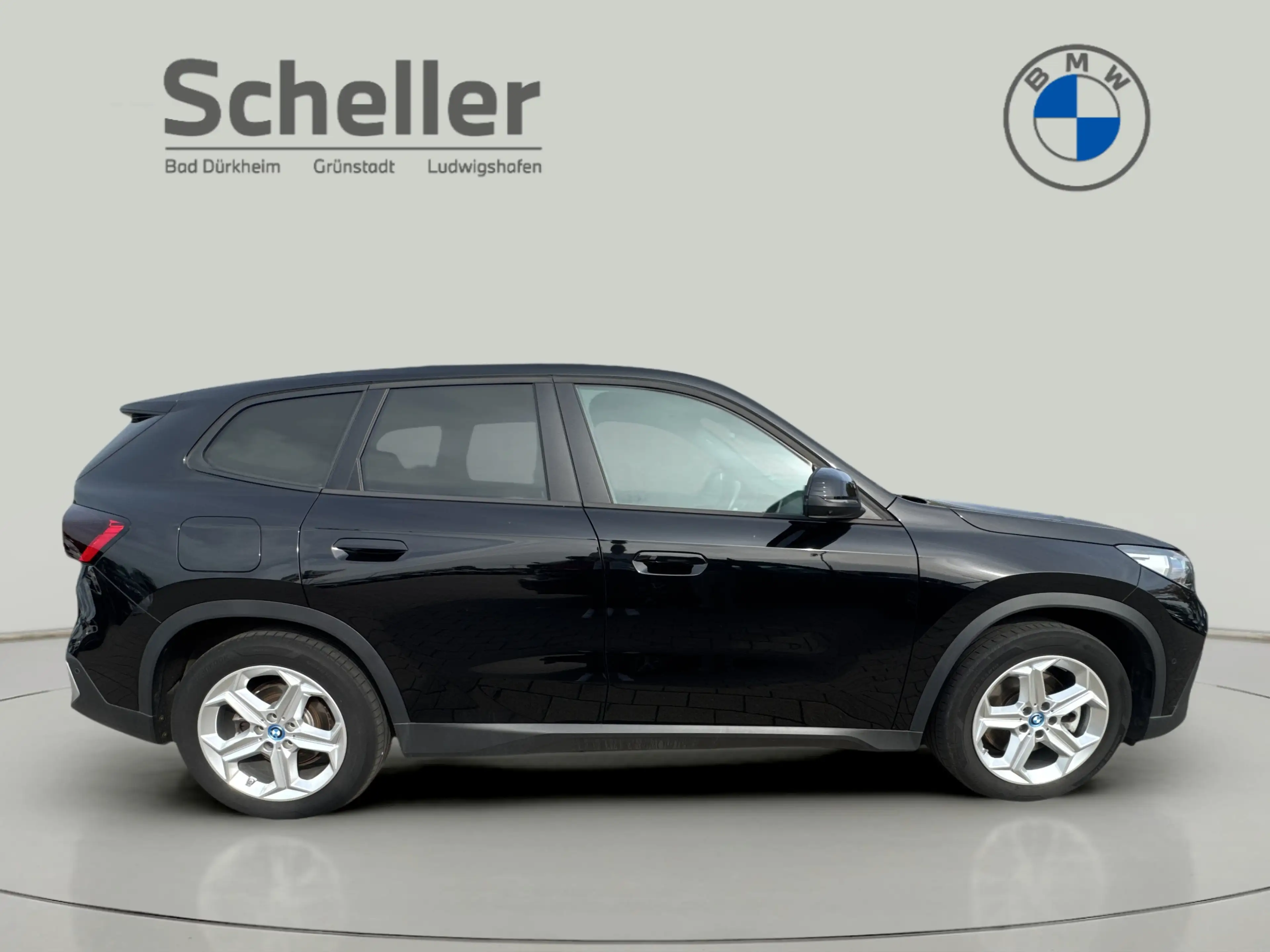 BMW iX1 xDrive30 — photo 8