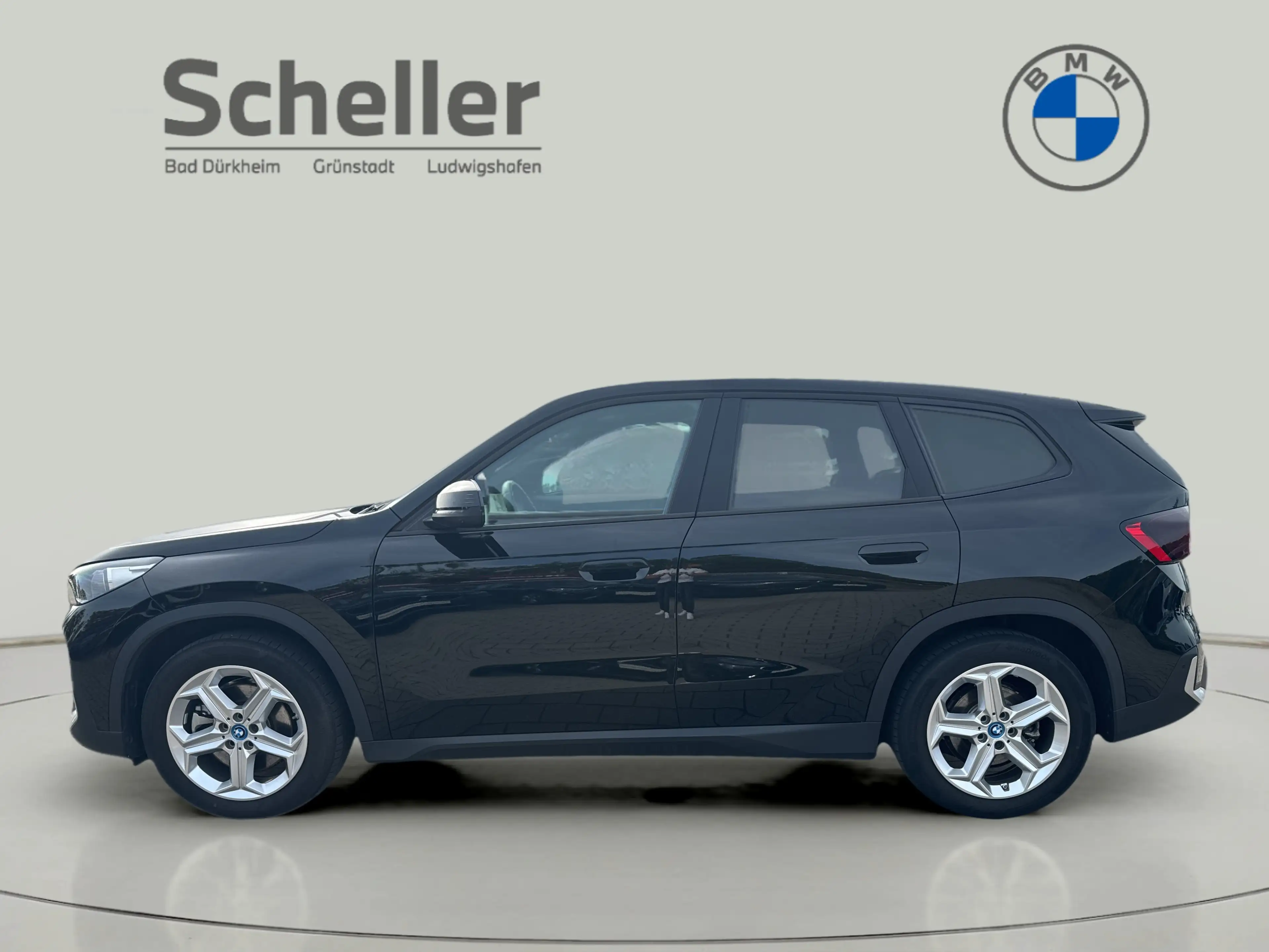 BMW iX1 xDrive30 — photo 3